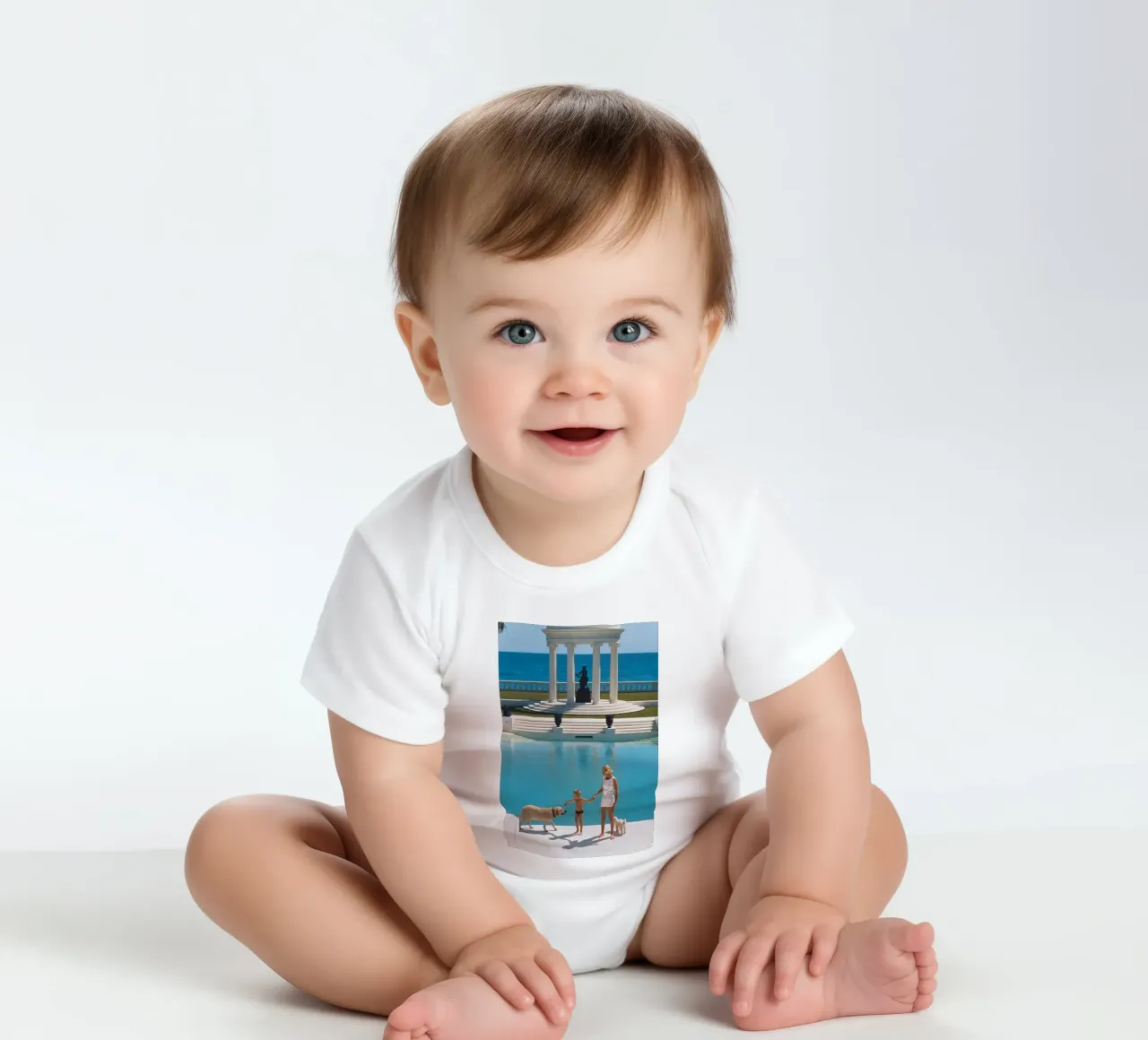 Am Rande des Pools stehend - Slim Aarons Kurzarm Babybody von COMEBACKSHOP