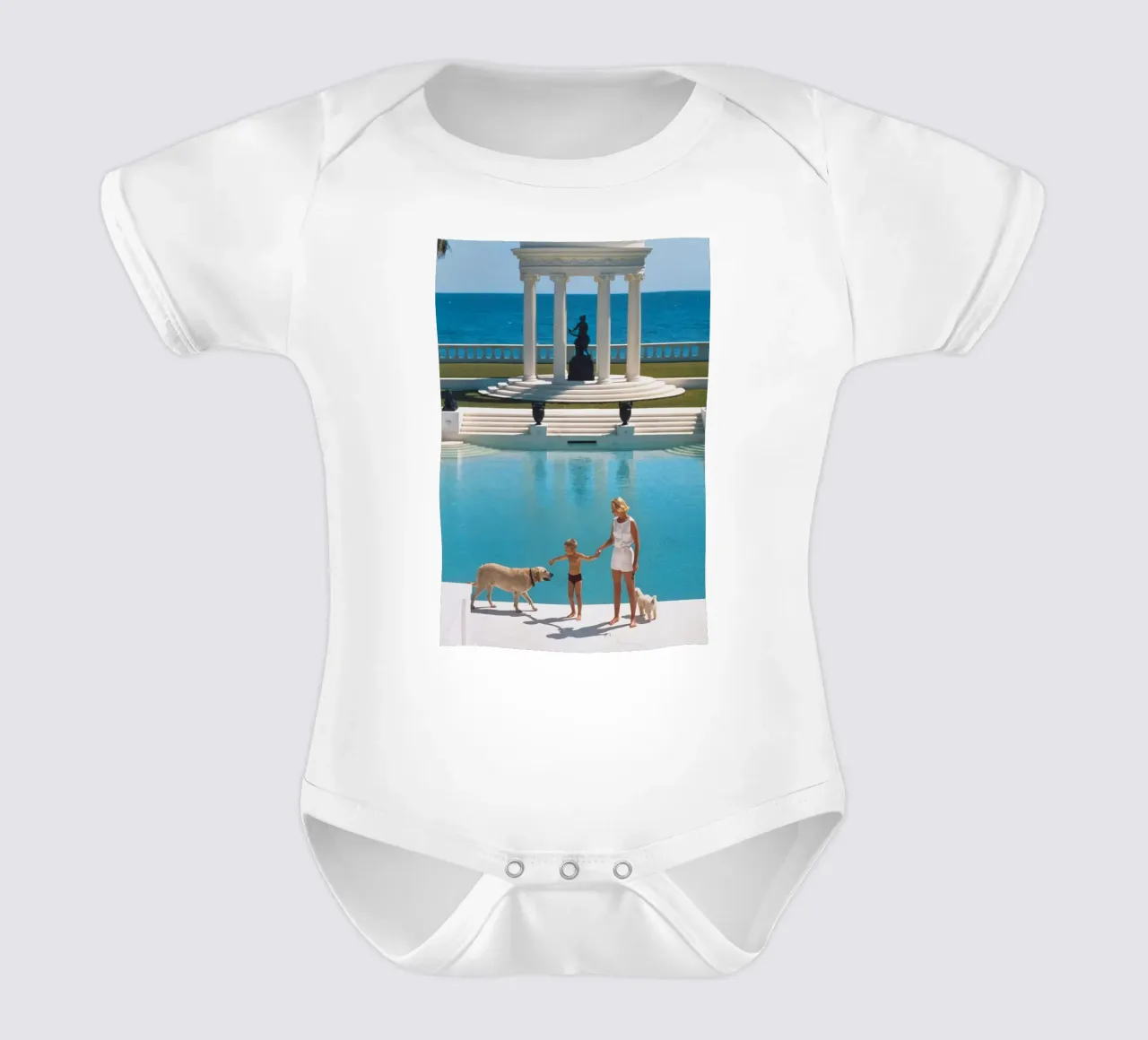 Am Rande des Pools stehend - Slim Aarons Kurzarm Babybody von COMEBACKSHOP