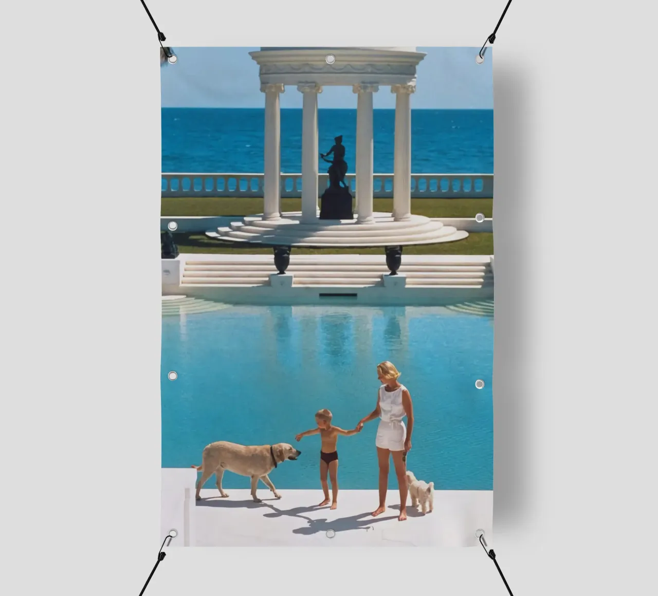 Am Rande des Pools stehend - Slim Aarons PVC Plane von COMEBACKSHOP