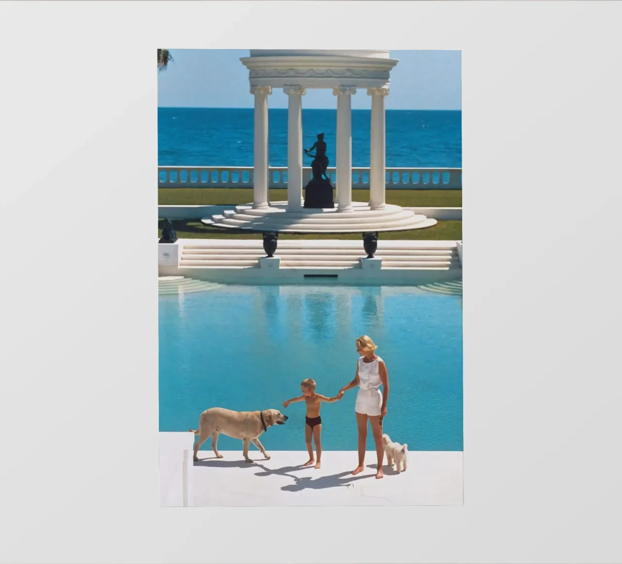 Am Rande des Pools stehend - Slim Aarons PVC Plane von COMEBACKSHOP