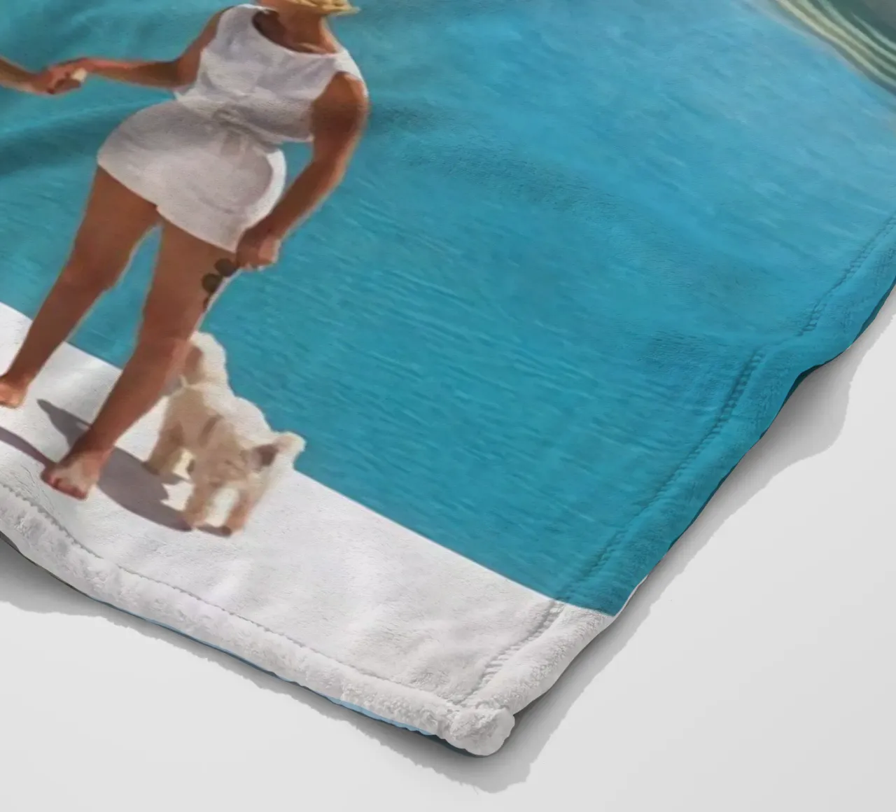 Am Rande des Pools stehend - Slim Aarons Fleecedecke von COMEBACKSHOP
