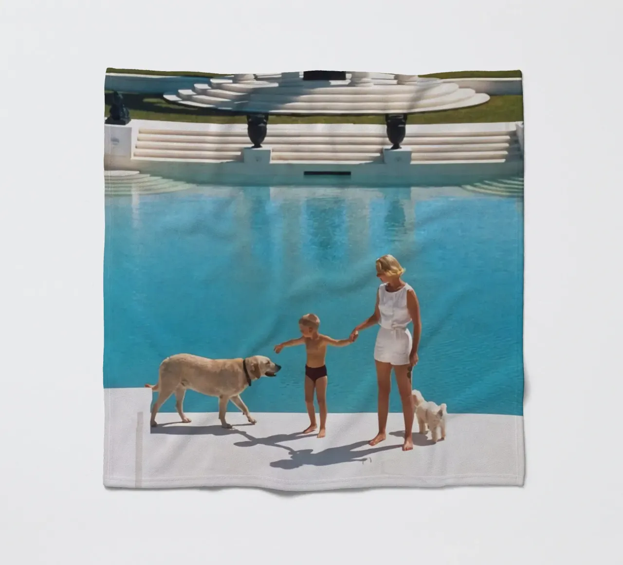 Am Rande des Pools stehend - Slim Aarons Fleecedecke von COMEBACKSHOP