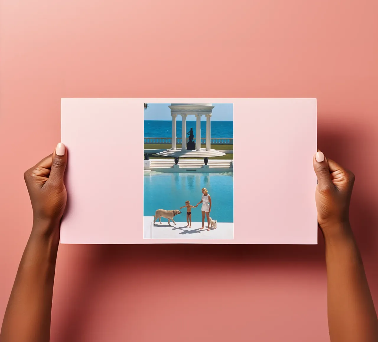 Am Rande des Pools stehend - Slim Aarons Stickerbogen von COMEBACKSHOP