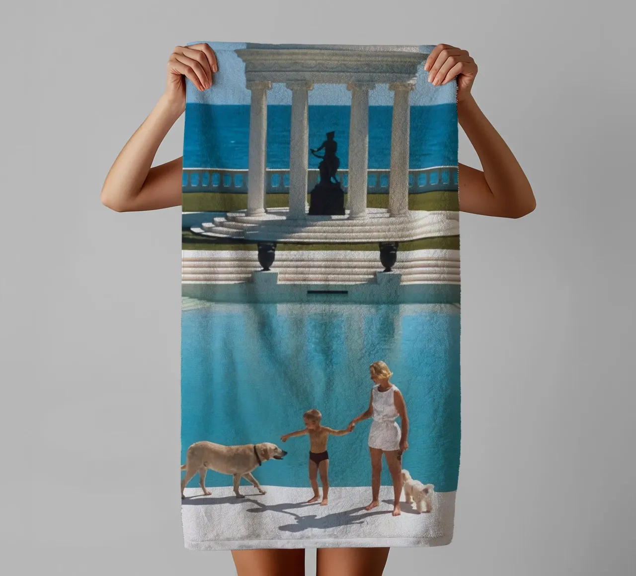 Am Rande des Pools stehend - Slim Aarons Handtuch von COMEBACKSHOP