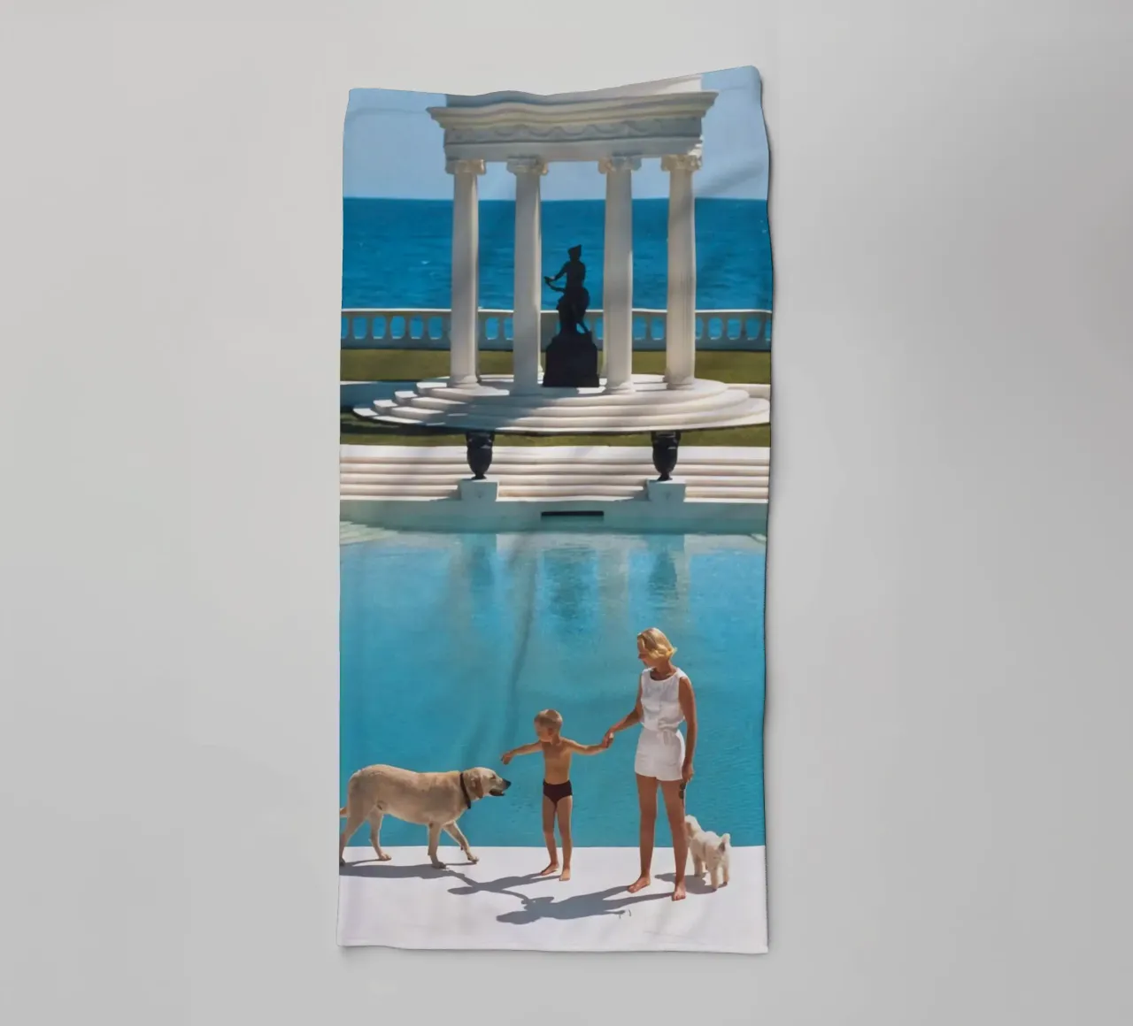 Am Rande des Pools stehend - Slim Aarons Handtuch von COMEBACKSHOP