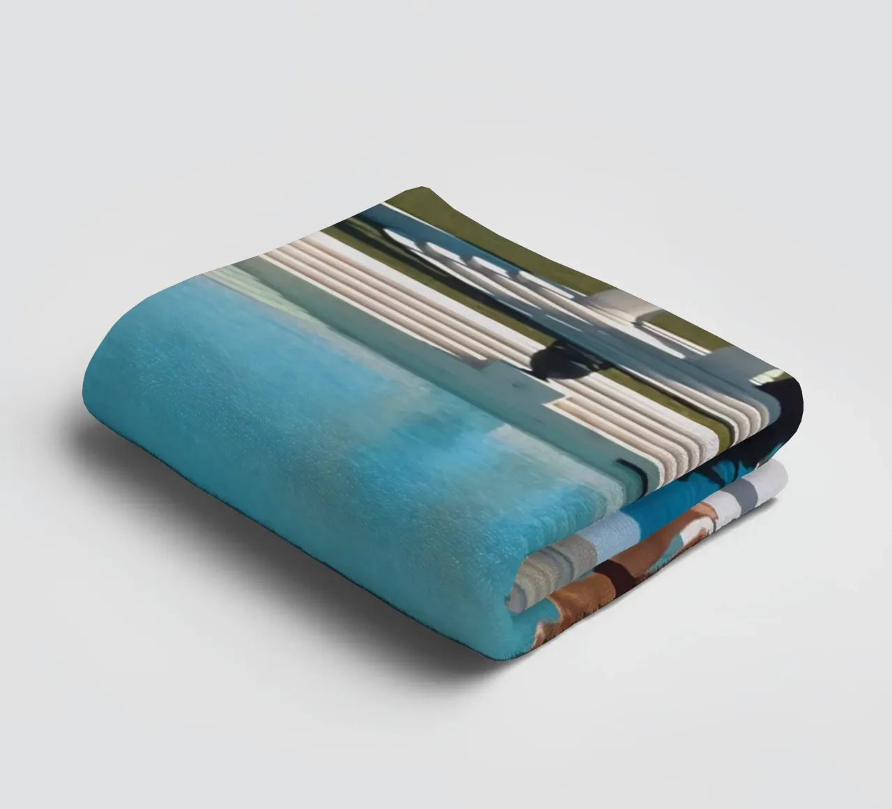 Am Rande des Pools stehend - Slim Aarons Handtuch von COMEBACKSHOP