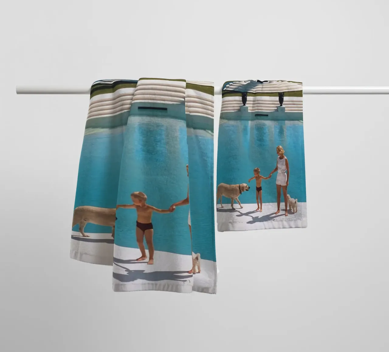Am Rande des Pools stehend - Slim Aarons Handtuch von COMEBACKSHOP