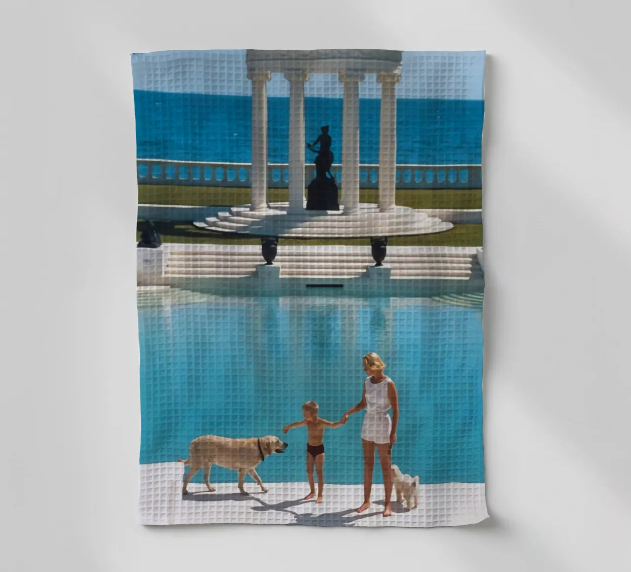 Am Rande des Pools stehend - Slim Aarons Geschirrtuch von COMEBACKSHOP