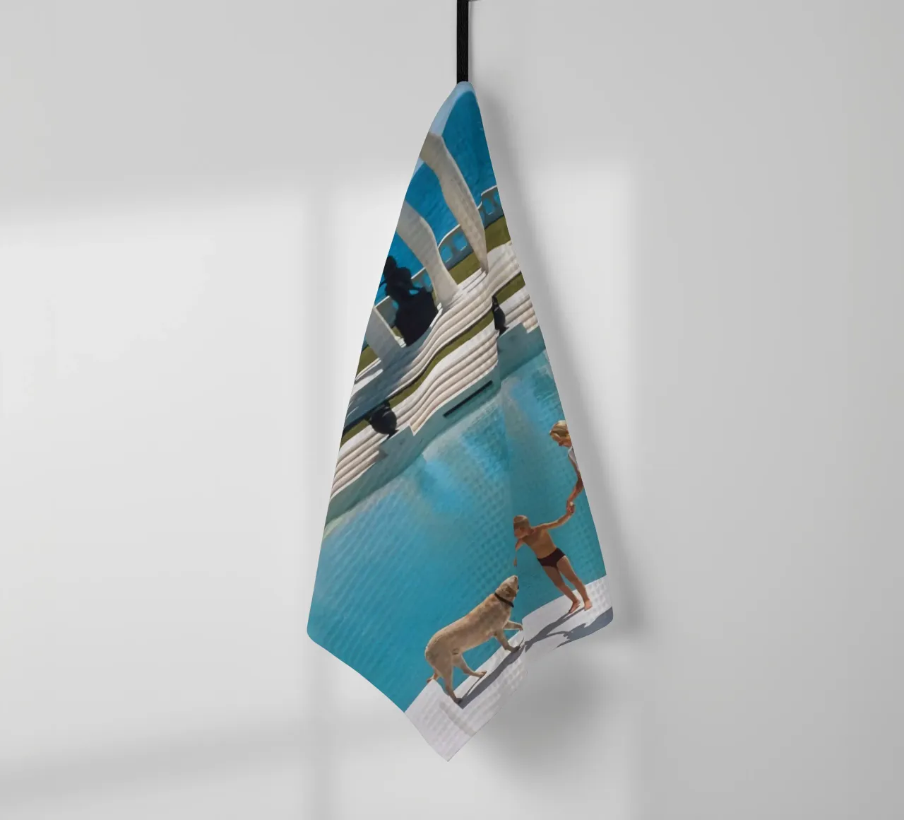 Am Rande des Pools stehend - Slim Aarons Geschirrtuch von COMEBACKSHOP