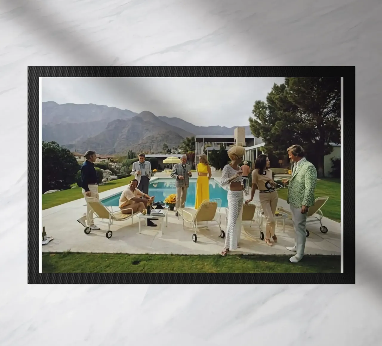 Festa a bordo piscina - Slim Aarons zerbino da COMEBACKSHOP