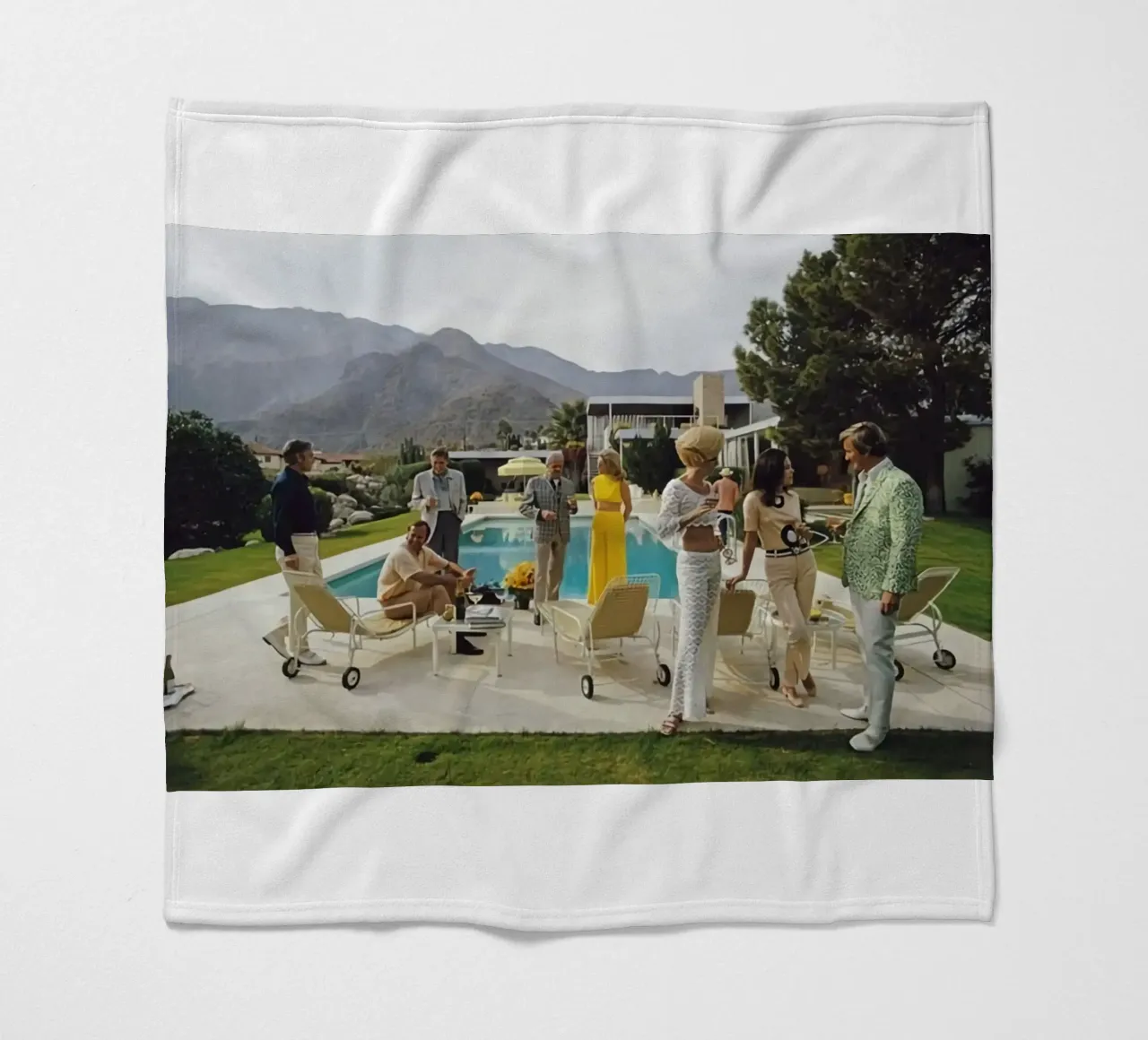 Party am Pool - Slim Aarons Fleecedecke von COMEBACKSHOP