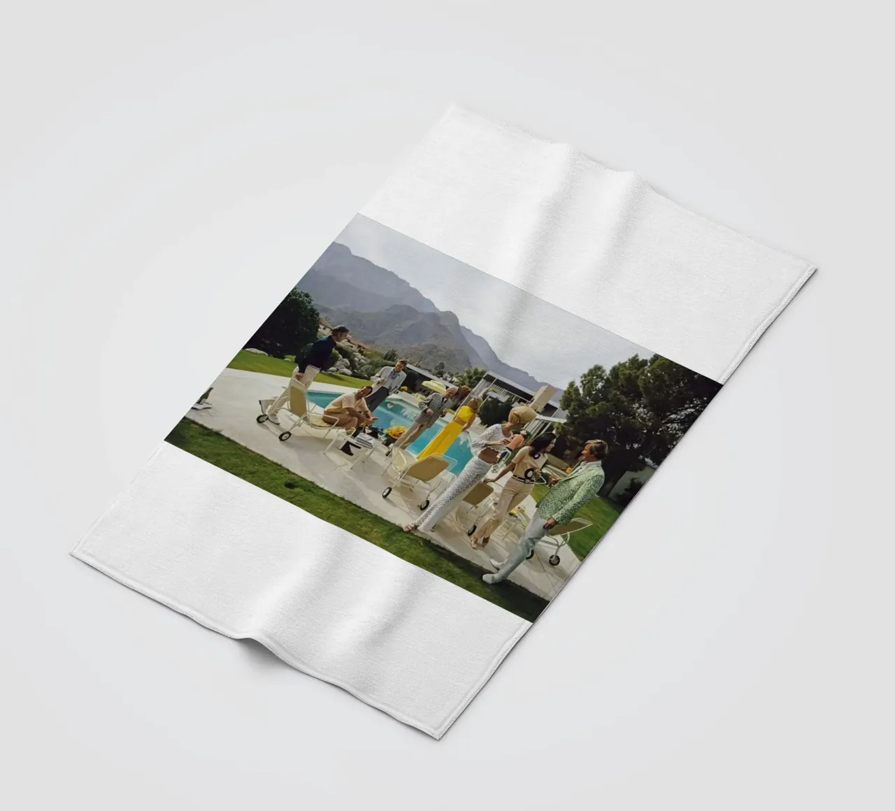 Party am Pool - Slim Aarons Fleecedecke von COMEBACKSHOP