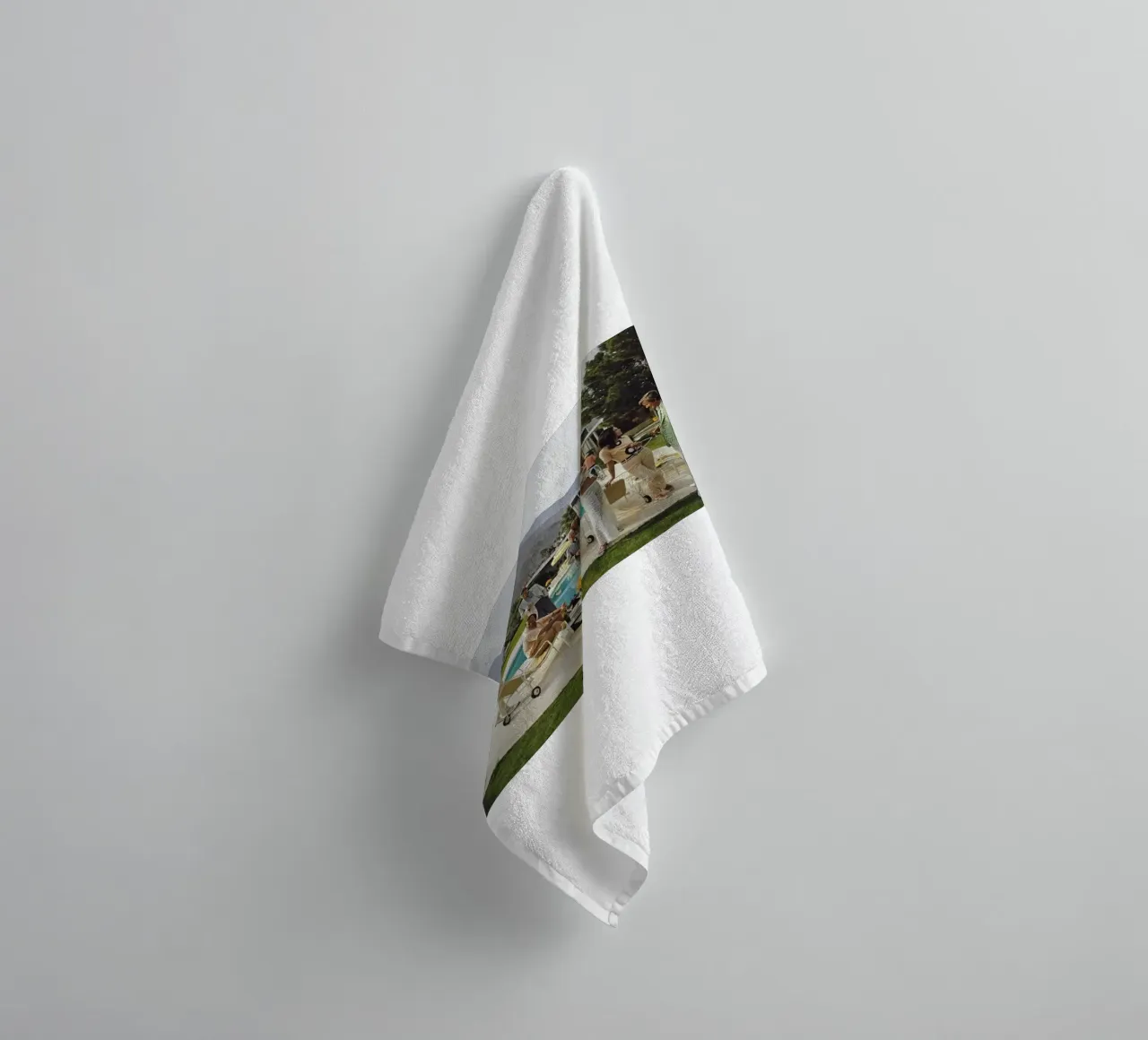 Party am Pool - Slim Aarons Handtuch von COMEBACKSHOP