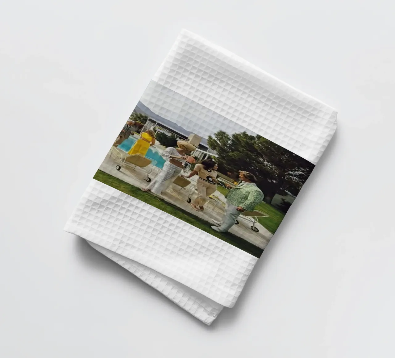 Party am Pool - Slim Aarons Geschirrtuch von COMEBACKSHOP