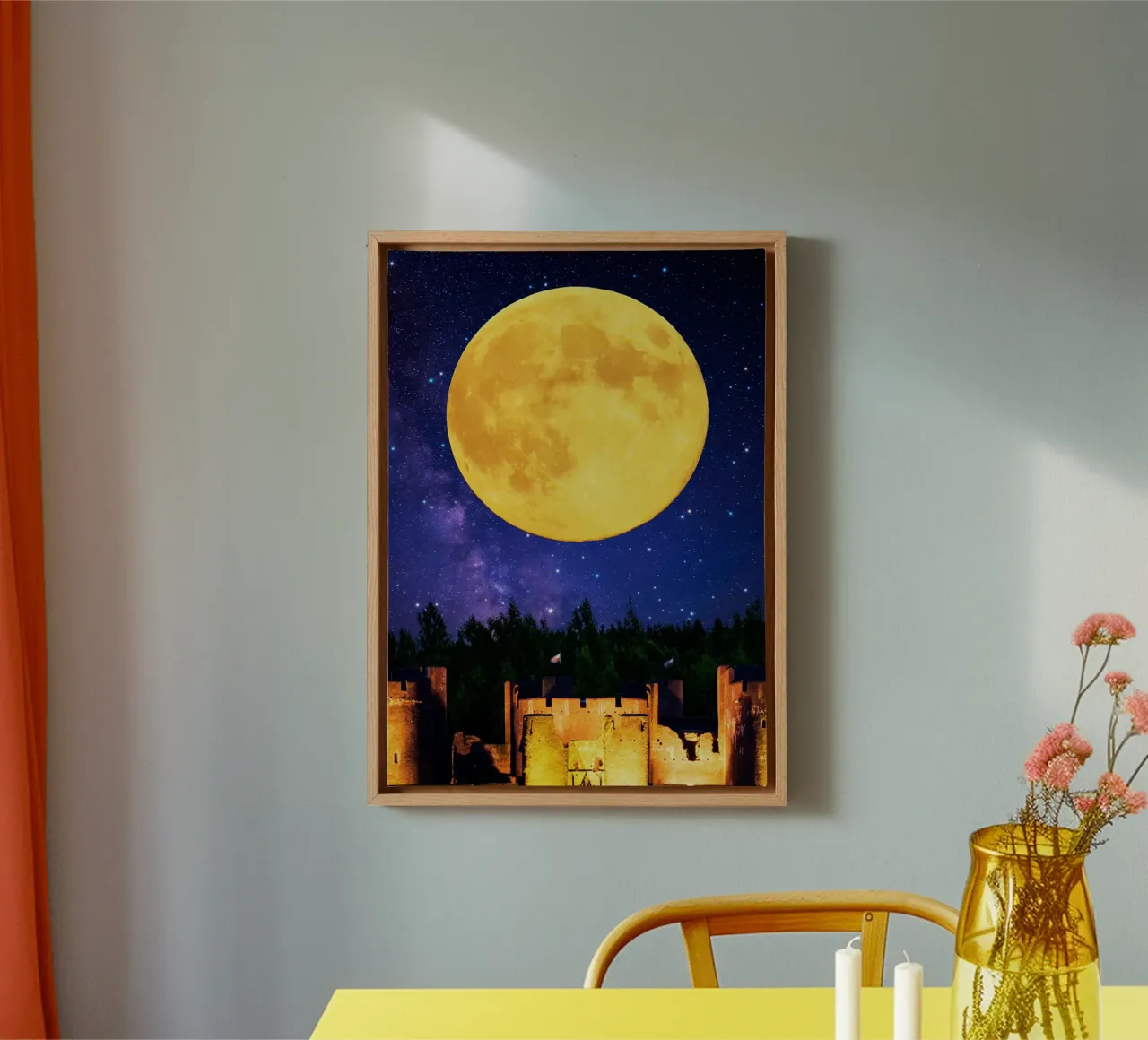 Castello sotto una luna gigante tela con Cornice a cassetta da Berwies Artwork
