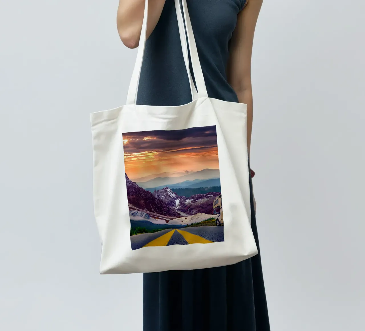 Viaje por carretera a través de las montañas al atardecer tote bag de Berwies Artwork
