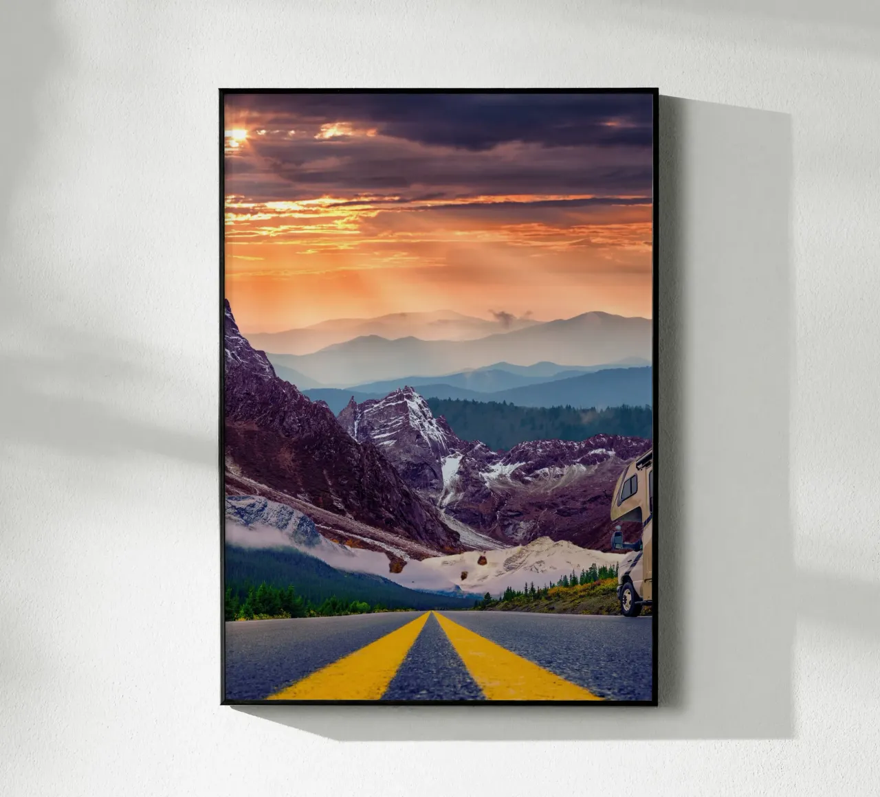 Viaje por carretera a través de las montañas al atardecer metacrilato de Berwies Artwork