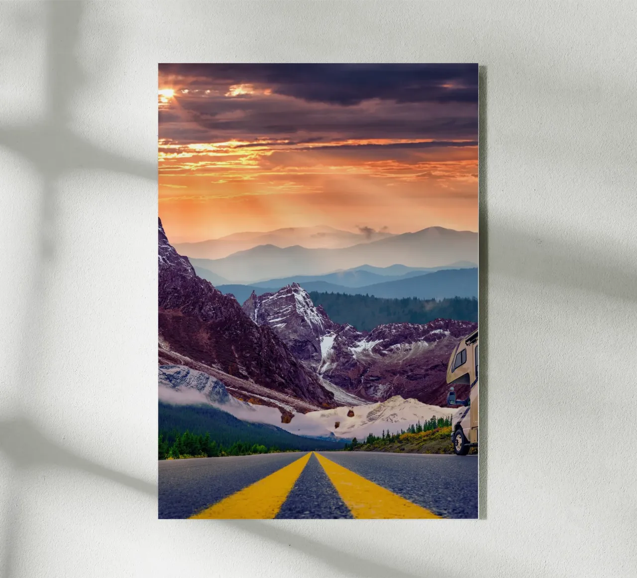 Viaje por carretera a través de las montañas al atardecer metacrilato de Berwies Artwork
