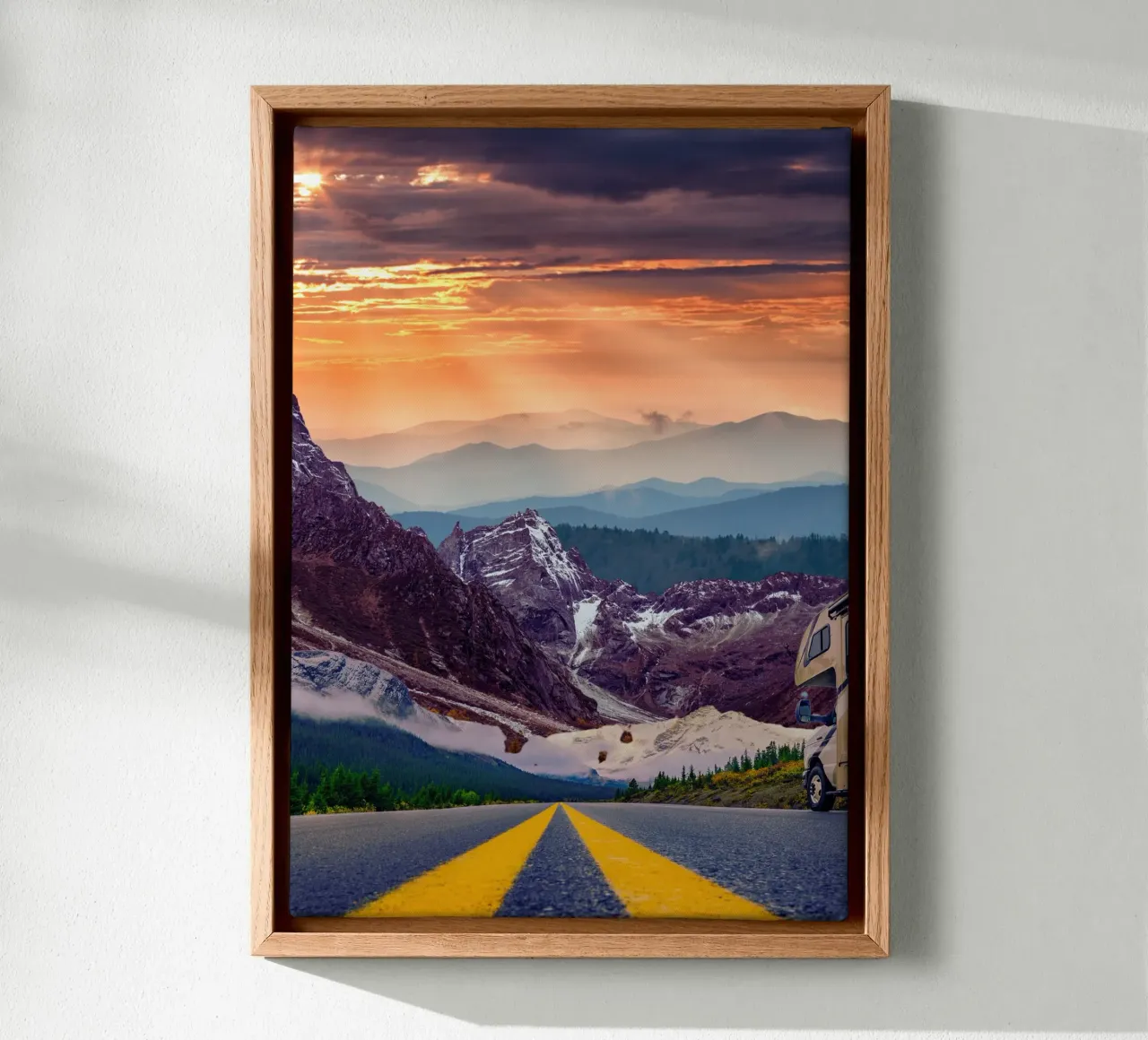 Roadtrip door de bergen bij zonsondergang canvas met Baklijst van Berwies Artwork