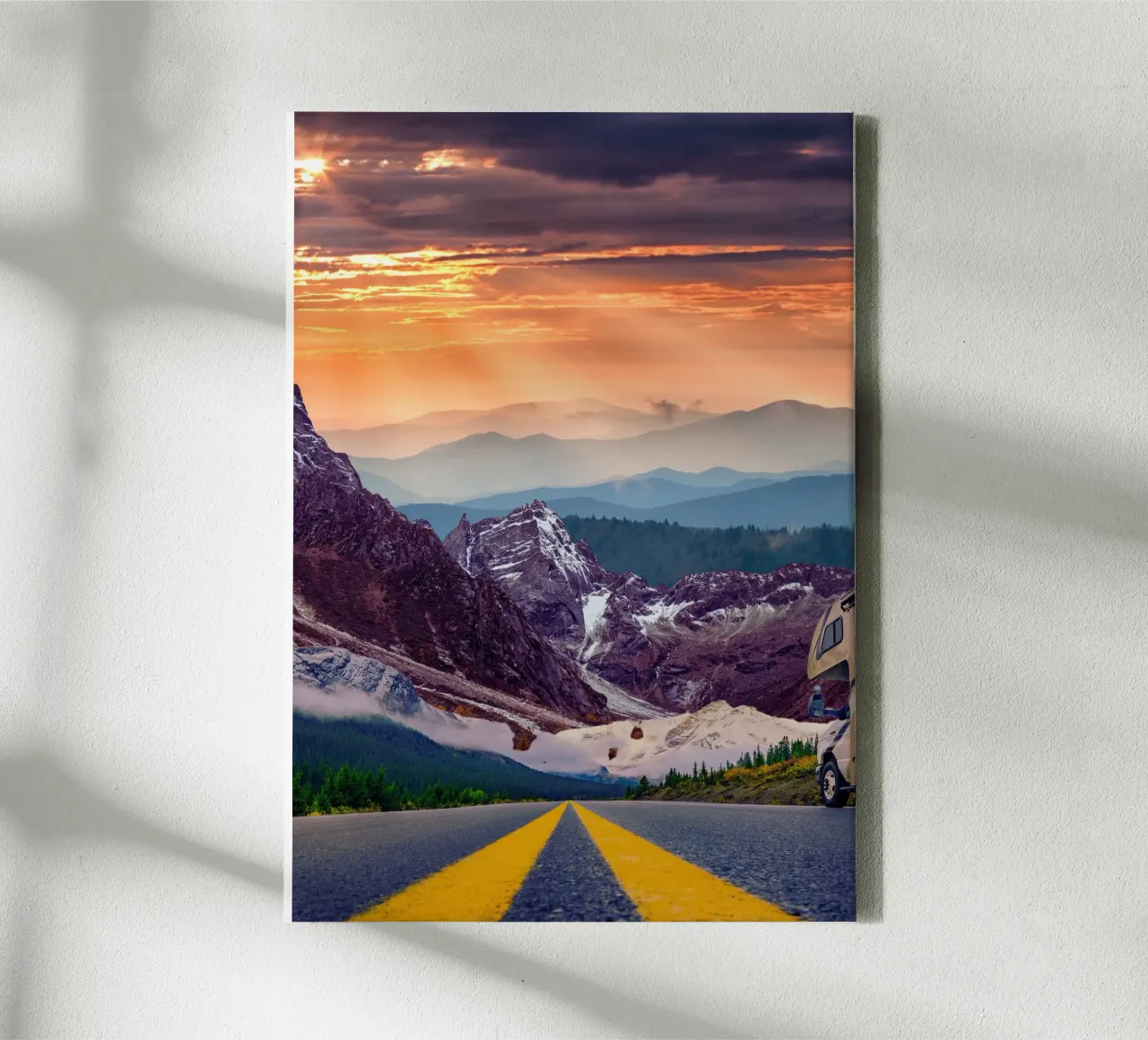 Roadtrip door de bergen bij zonsondergang canvas met Baklijst van Berwies Artwork