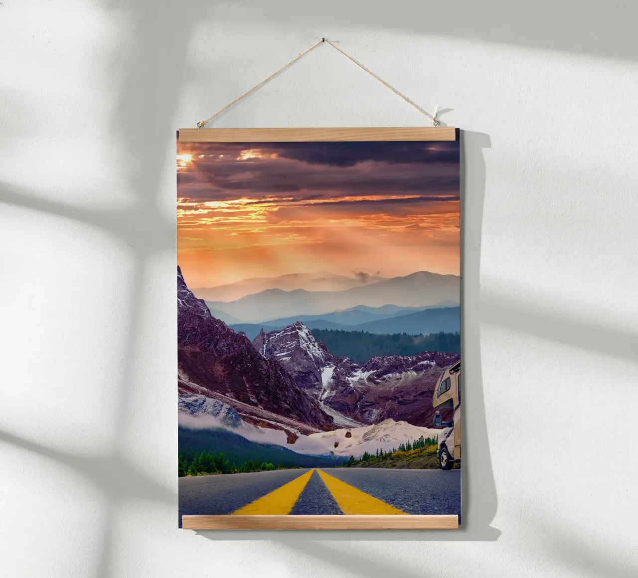Viaggio in auto tra le montagne al tramonto poster da Berwies Artwork