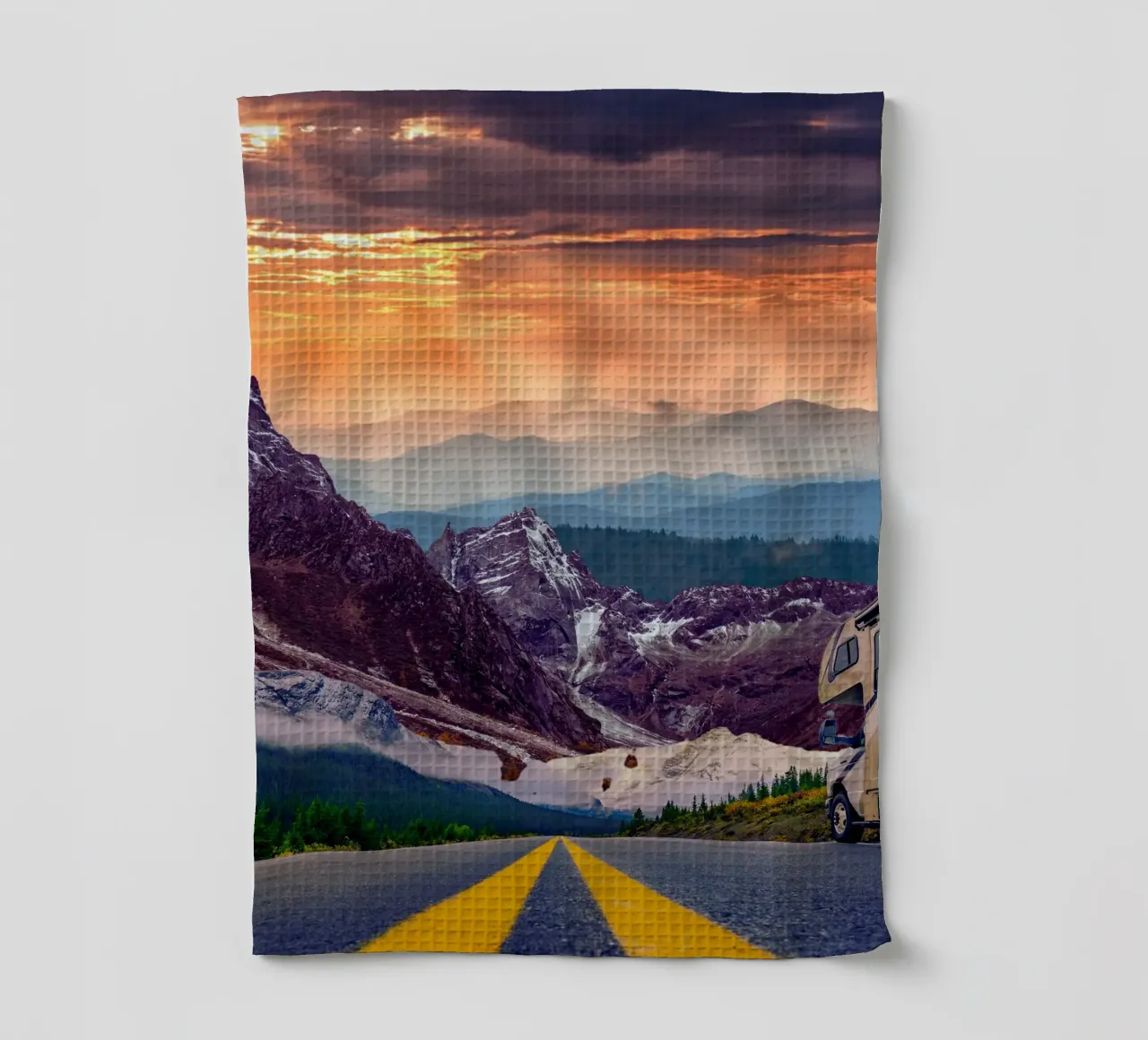 Voyage en montagne au coucher du soleil torchon de Berwies Artwork