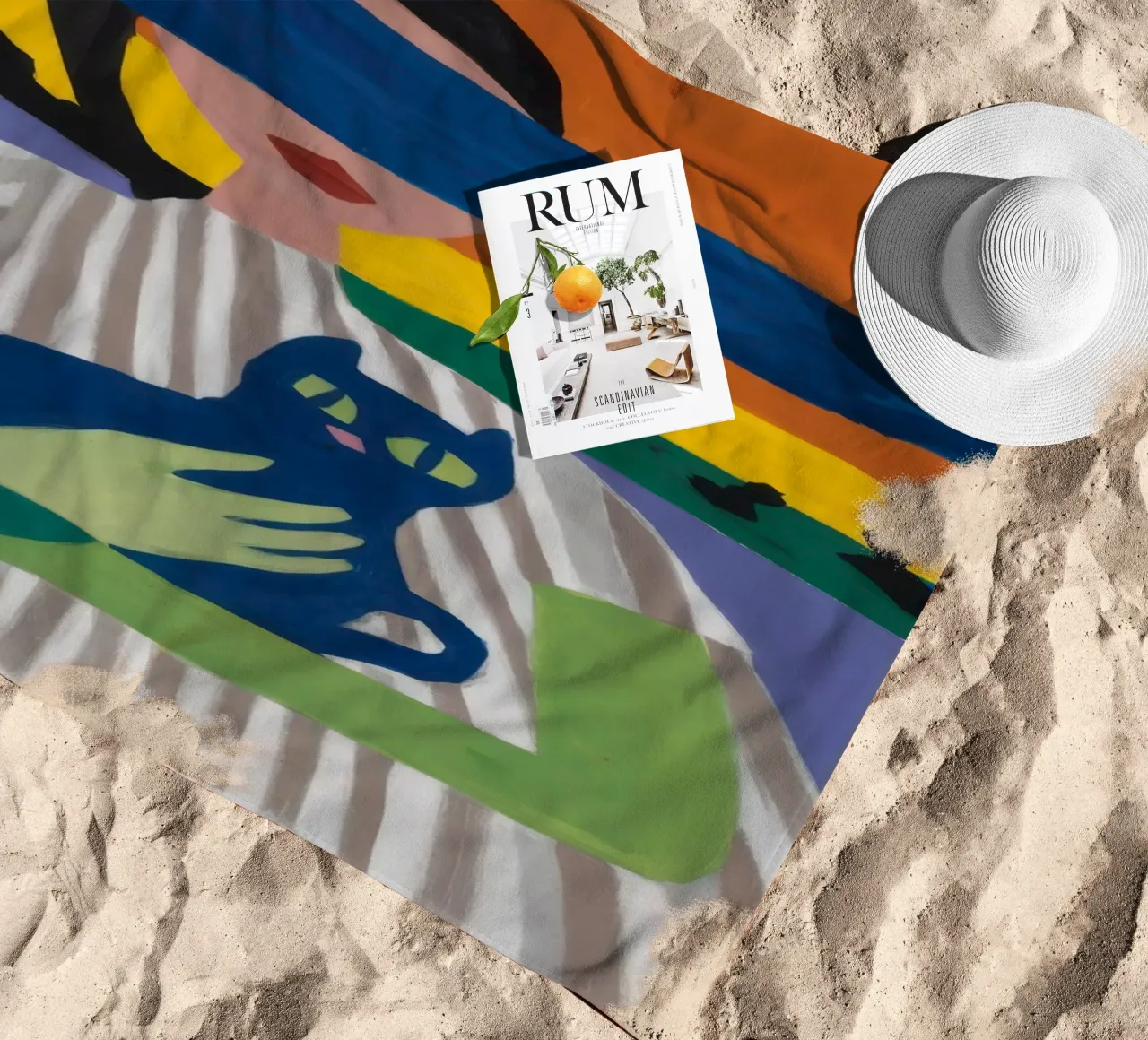 Signora con cappello e gatto telo mare da Ink Pulse