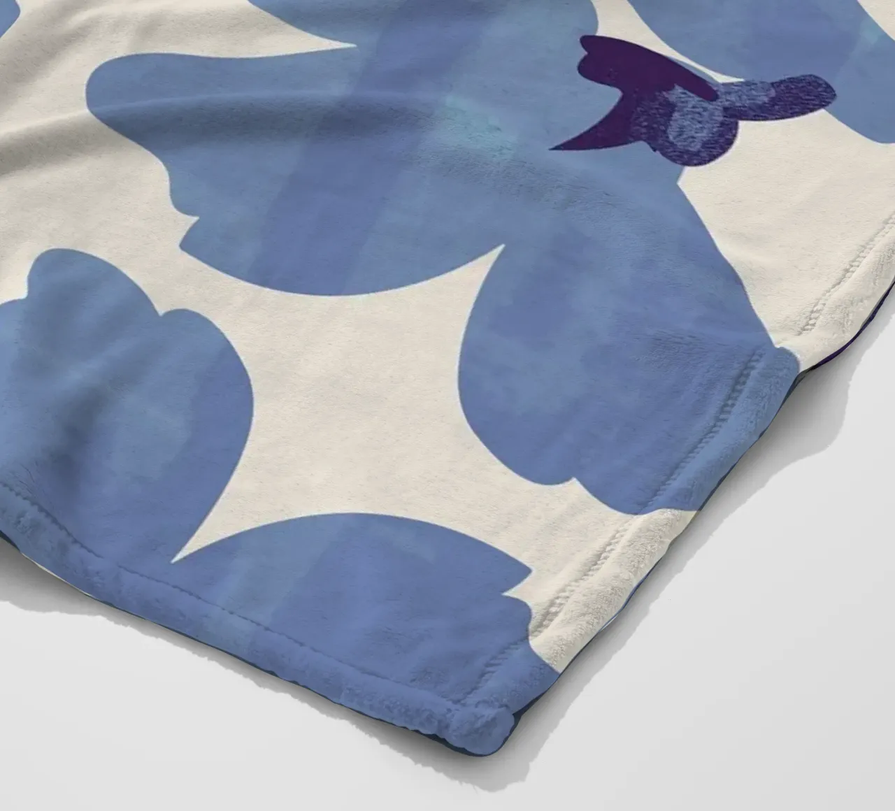 Hellblaue Blumen Fleecedecke von ThingDesign