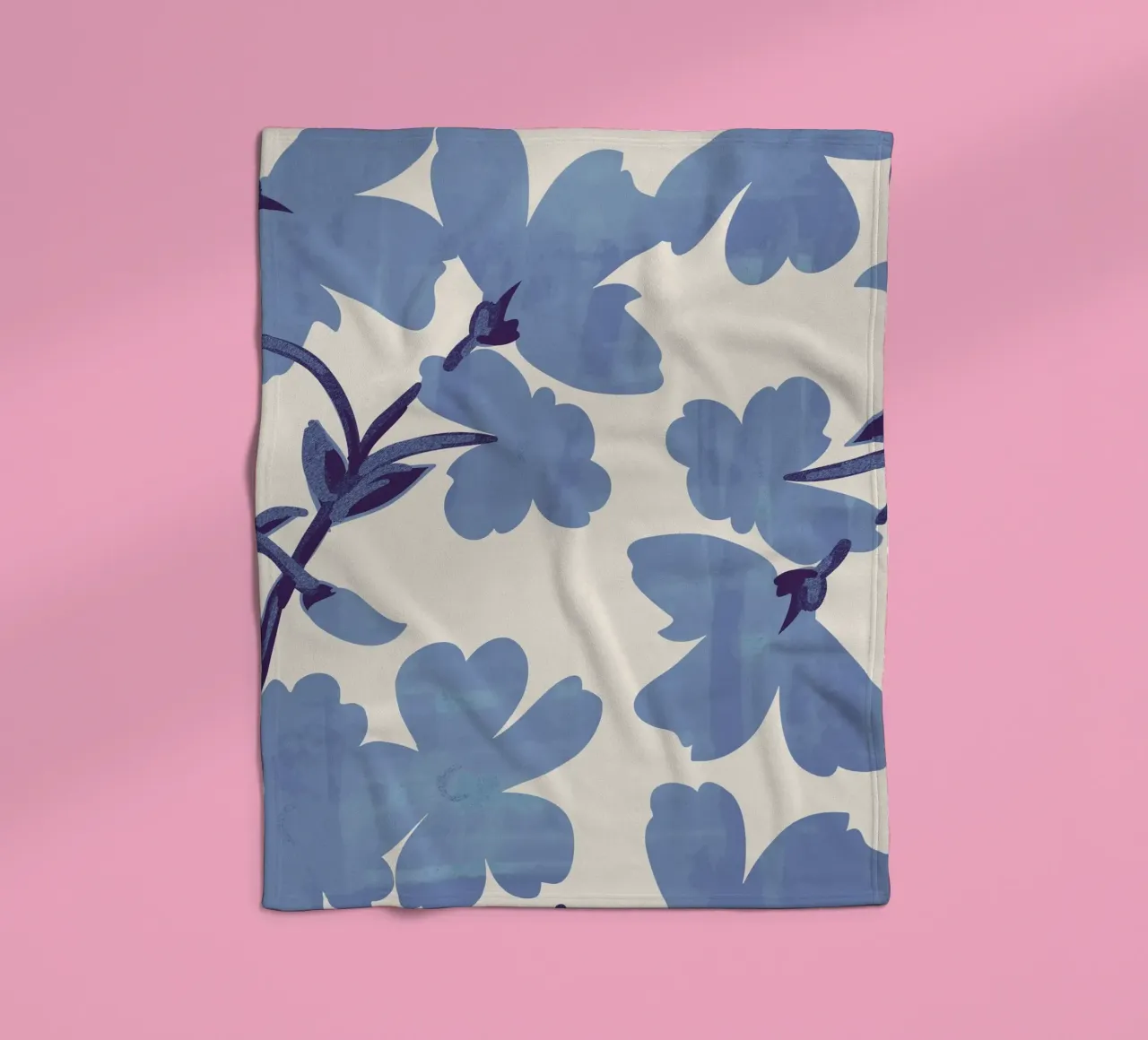 Hellblaue Blumen Fleecedecke von ThingDesign