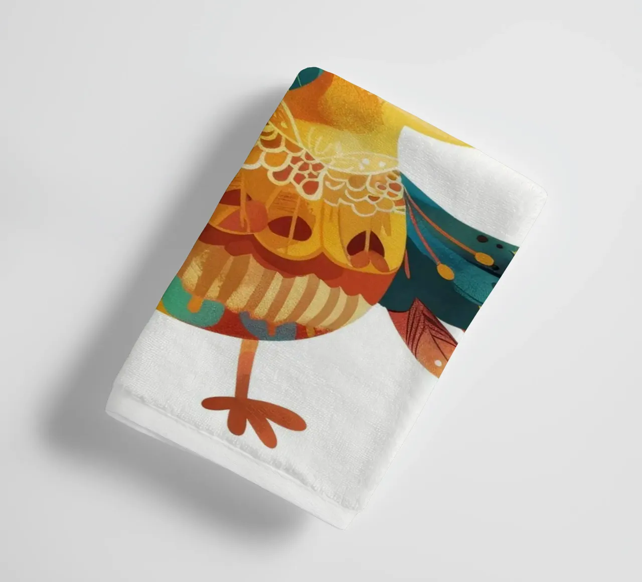 Allegro pavone con piume decorative e capriccioso asciugamano da bagno da DesignDoodle