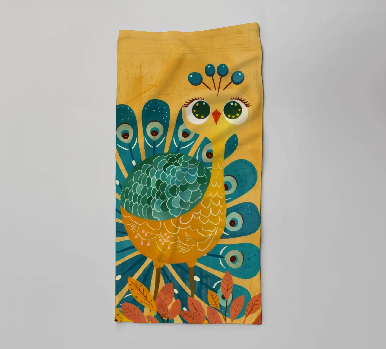 Pavone colorato con piume decorative e viso felice asciugamano da bagno da DesignDoodle