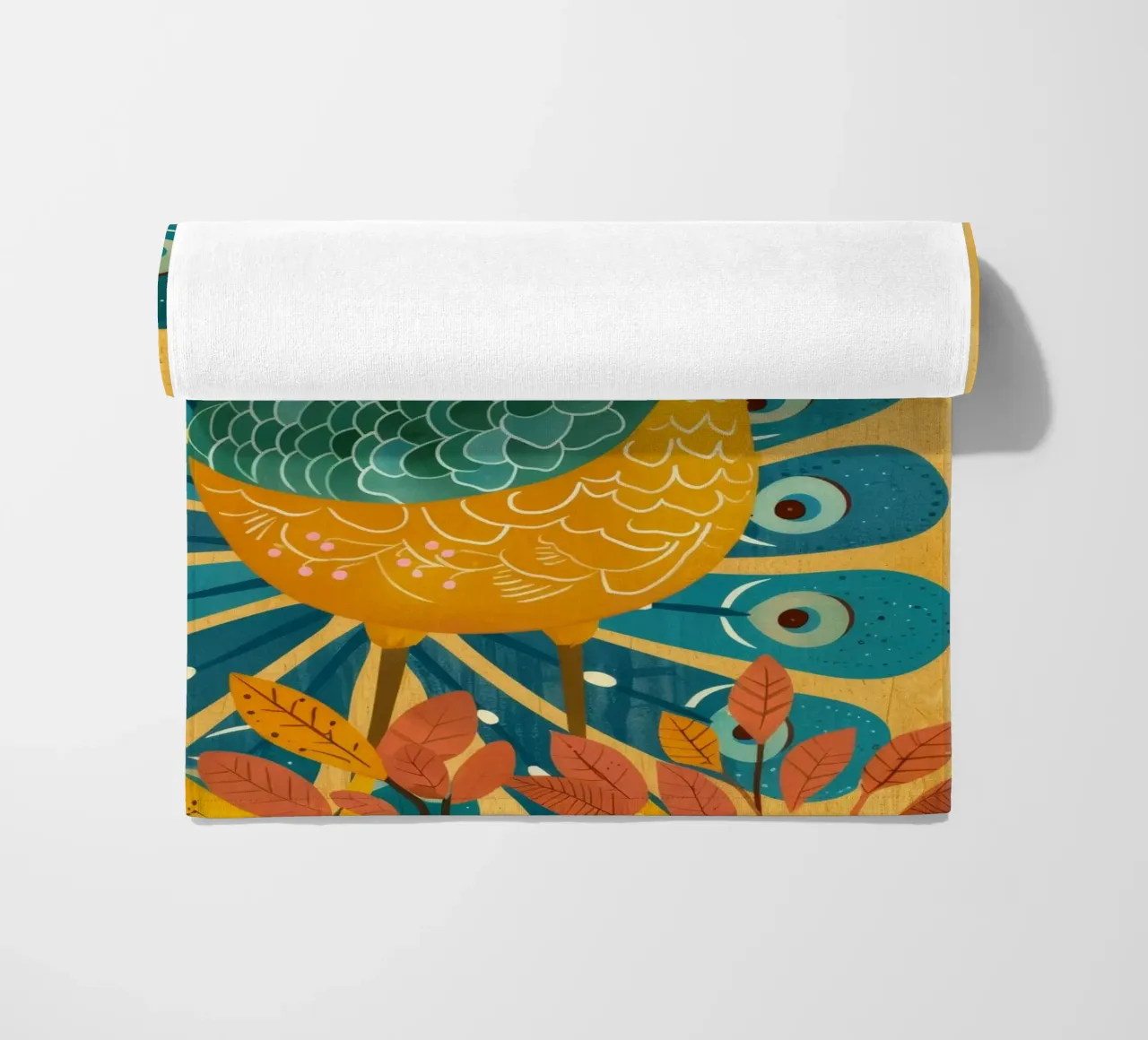 Pavone colorato con piume decorative e viso felice telo mare da DesignDoodle