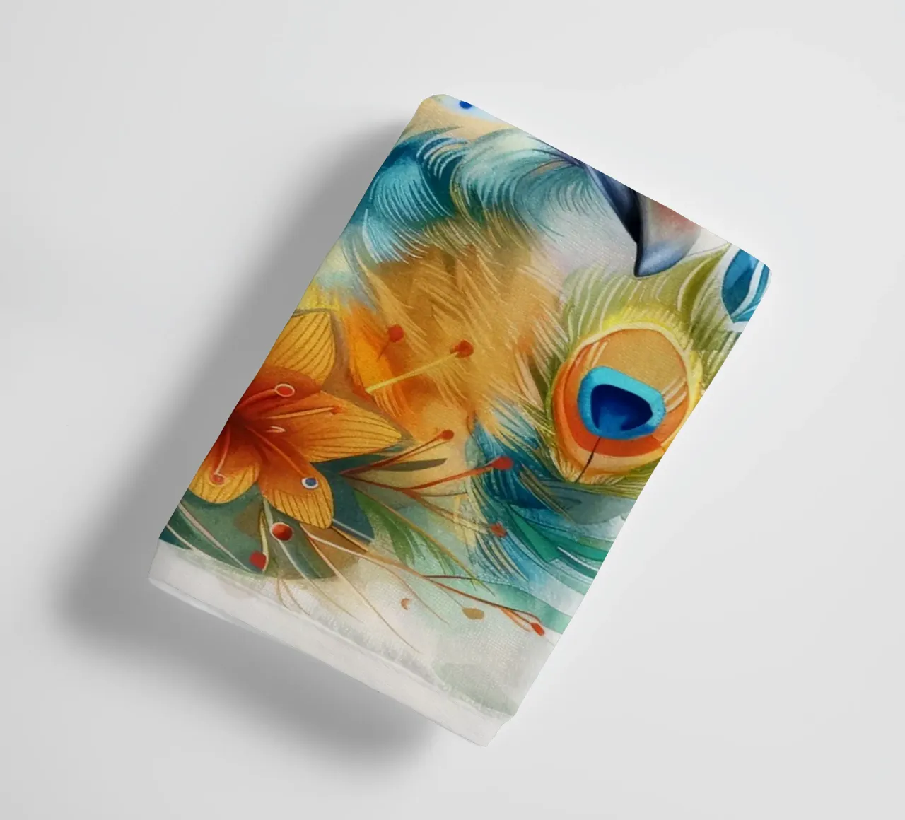 Schöner Pfau mit einzigartigem Gefieder umgeben von üppigem Handtuch von DesignDoodle