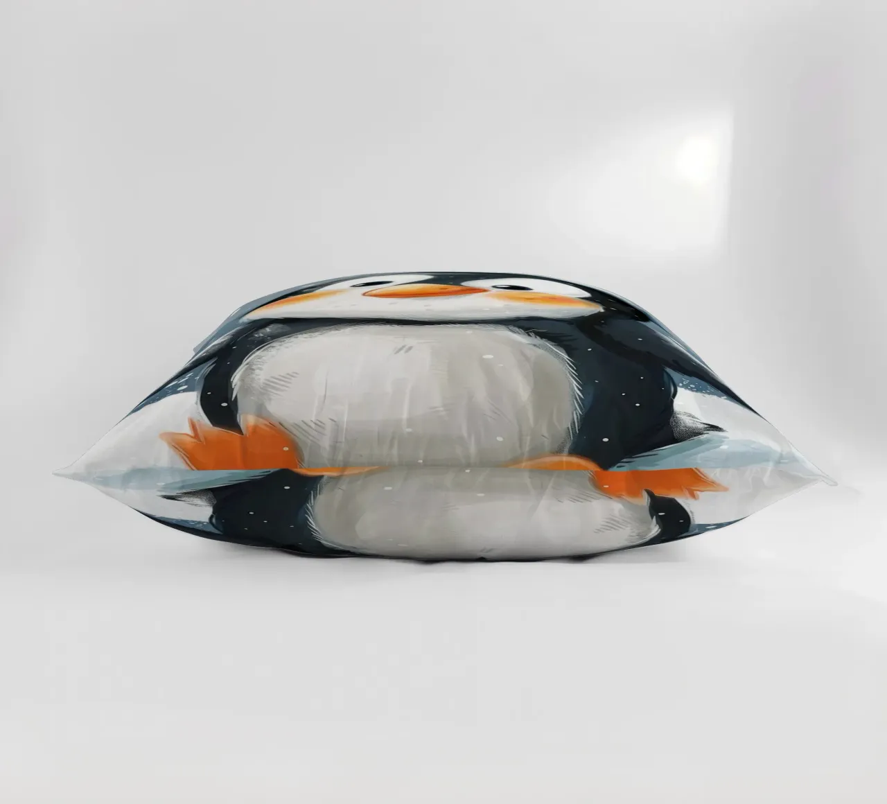Un simpatico pinguino sguazza nella neve in un paese delle meraviglie invernale cuscino da DesignDoodle