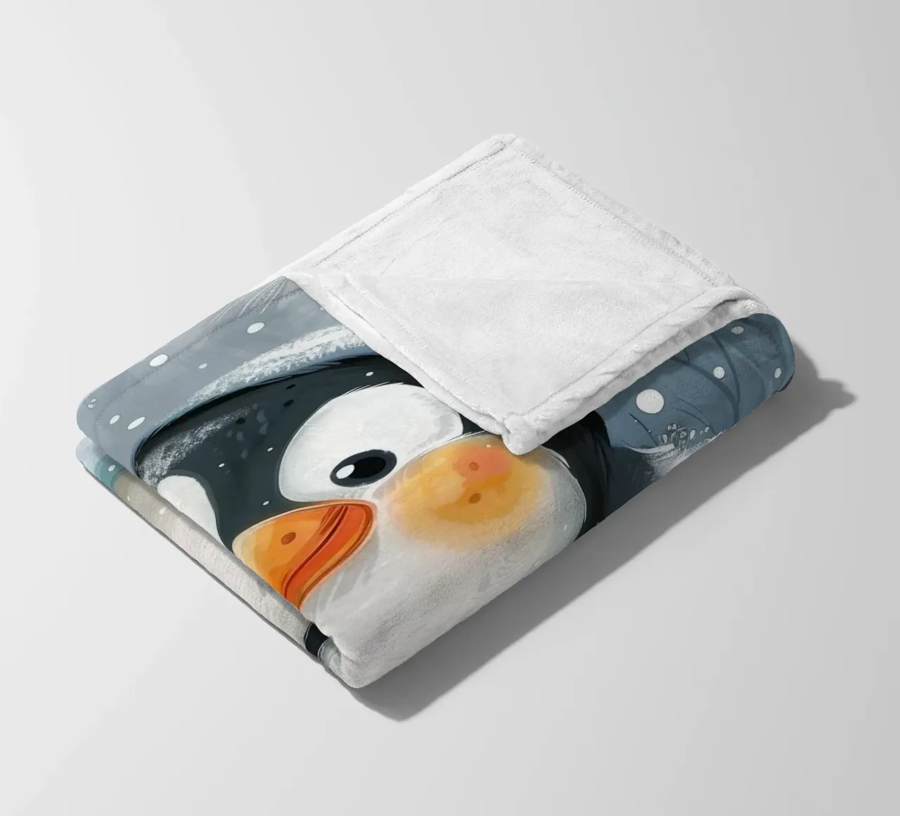 Un simpatico pinguino sguazza nella neve in un paese delle meraviglie invernale coperta in pile da DesignDoodle