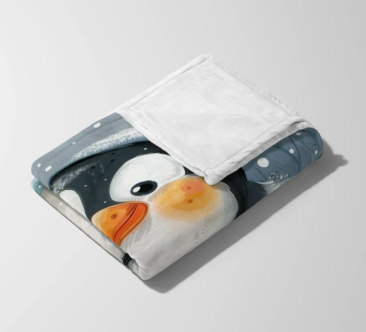 Un simpatico pinguino sguazza nella neve in un paese delle meraviglie invernale coperta in pile da DesignDoodle