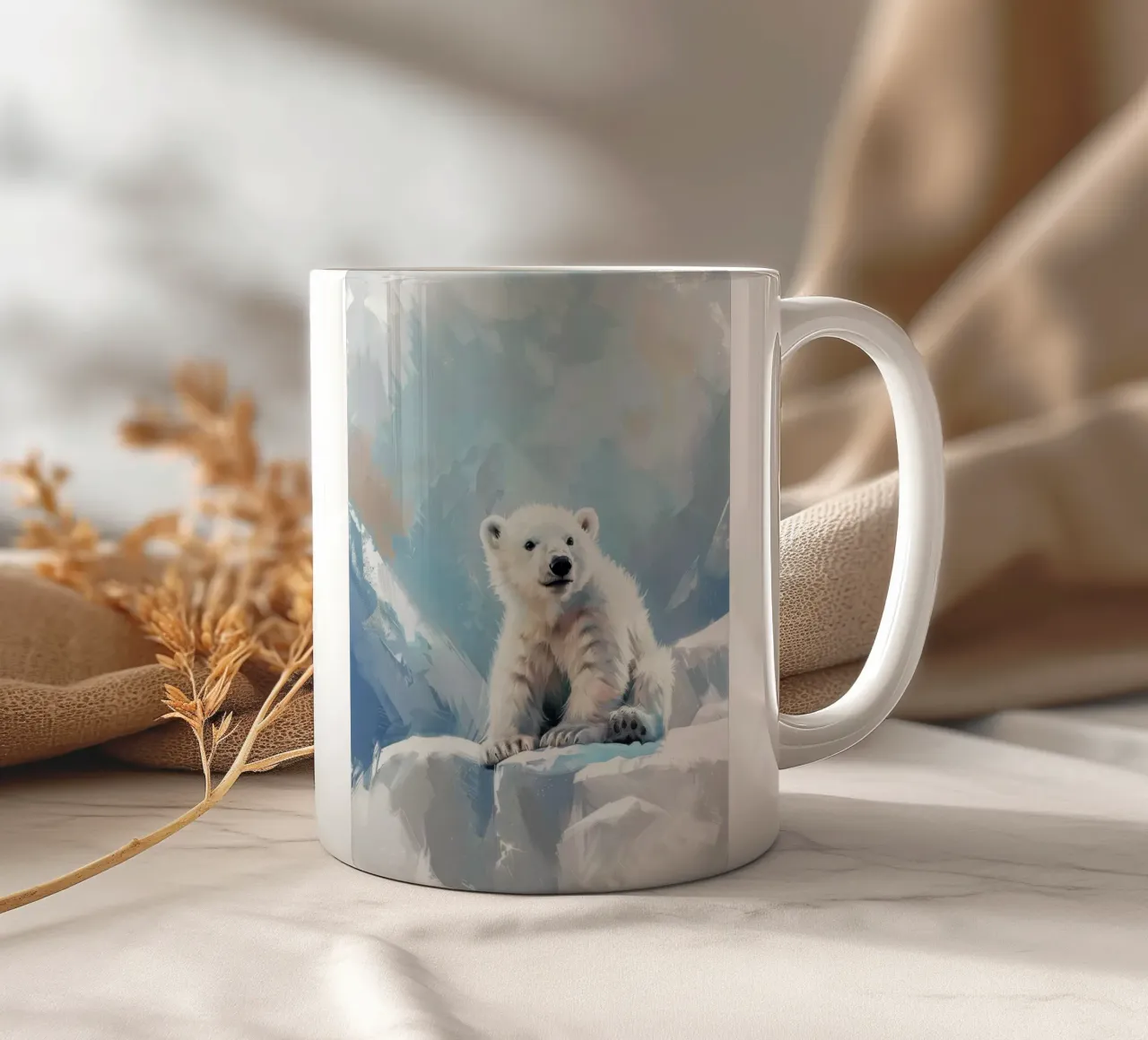 Cucciolo di orso polare che riposa su una sporgenza di ghiaccio in una regione selvaggia e innevata tazza in ceramica da DesignDoodle
