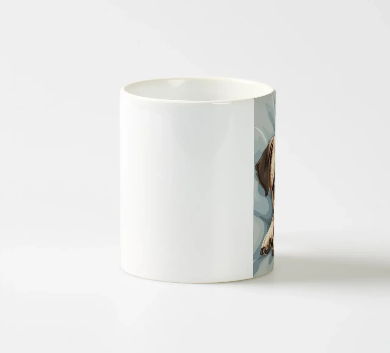 Mignon carlin se reposant sur un tissu doux avec une expression pensive mug en céramique de DesignDoodle
