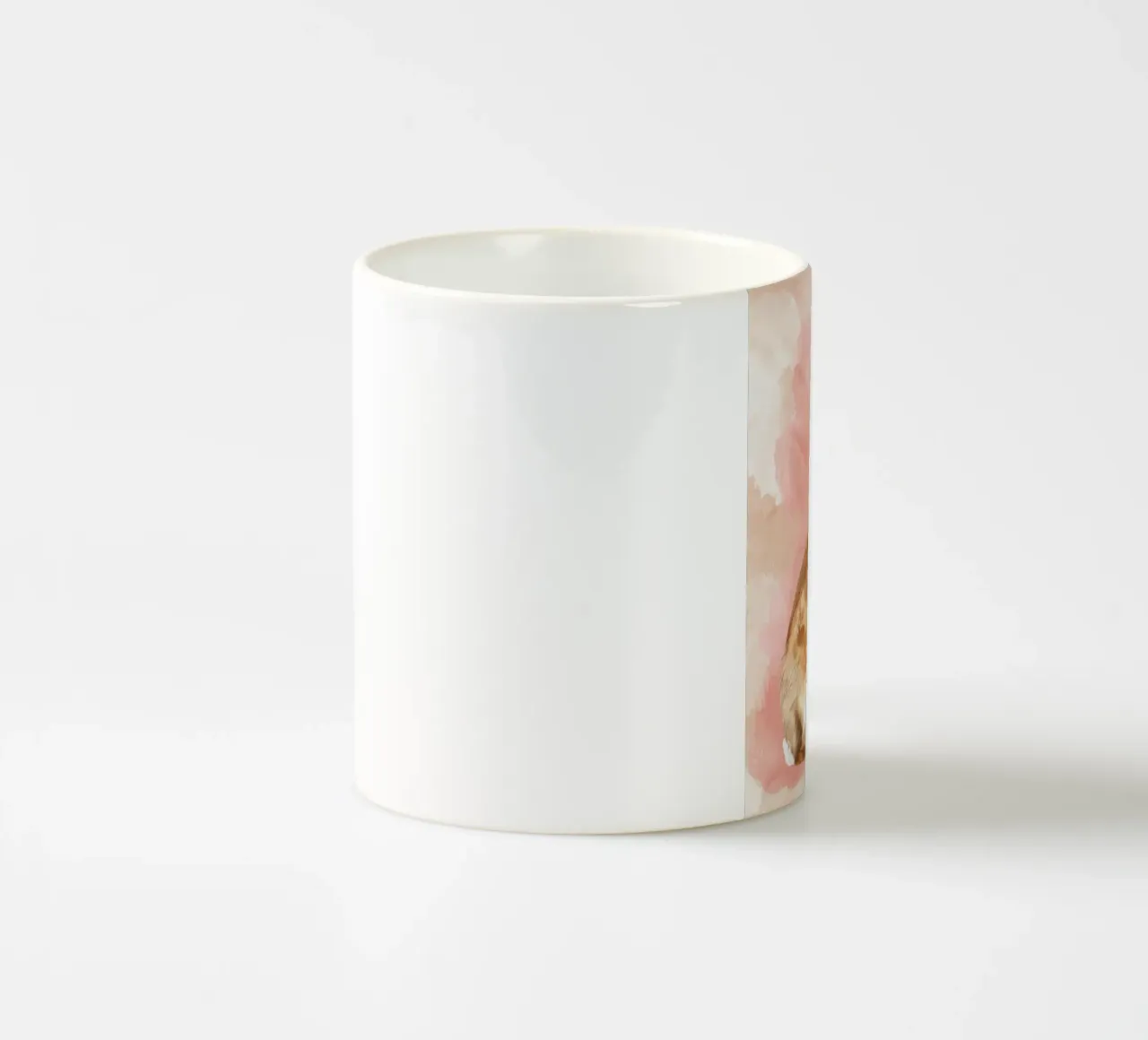 Incantevole raffigurazione di un coniglio seduto su un morbido sfondo pastello. tazza in ceramica da DesignDoodle