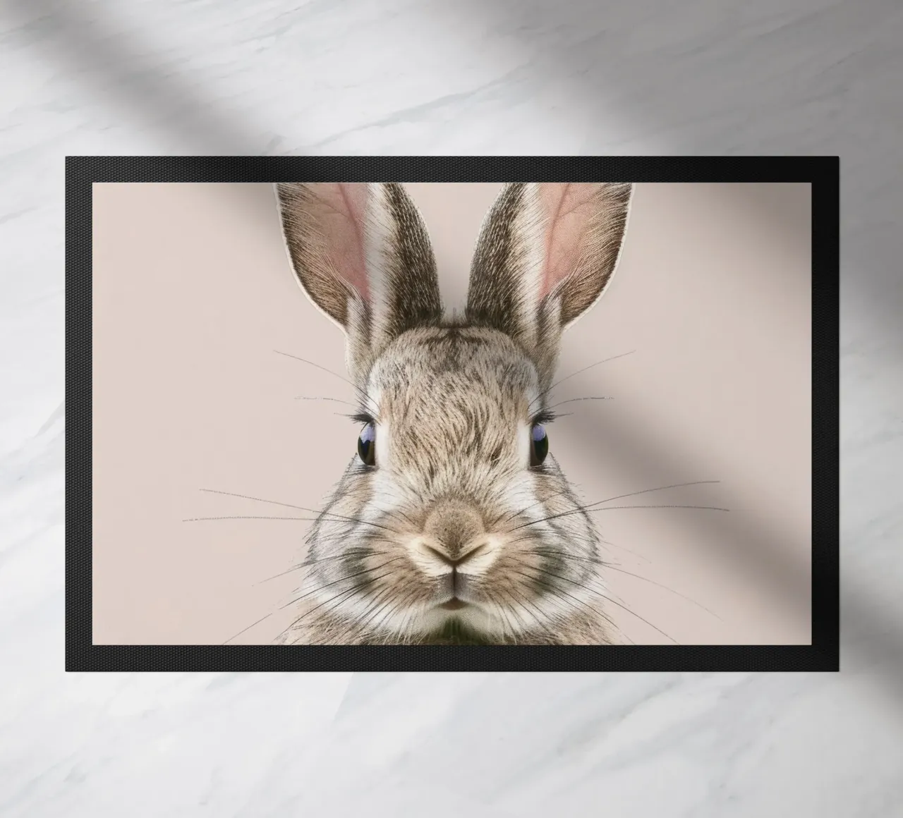 Coniglio di peluche con occhi espressivi su un'opera d'arte neutra zerbino da DesignDoodle