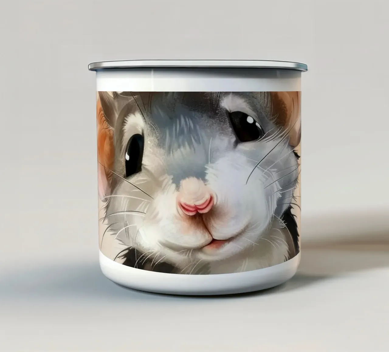 Incantevole topo dei cartoni animati con grandi orecchie, con la mano in mano tazza in smalto da DesignDoodle