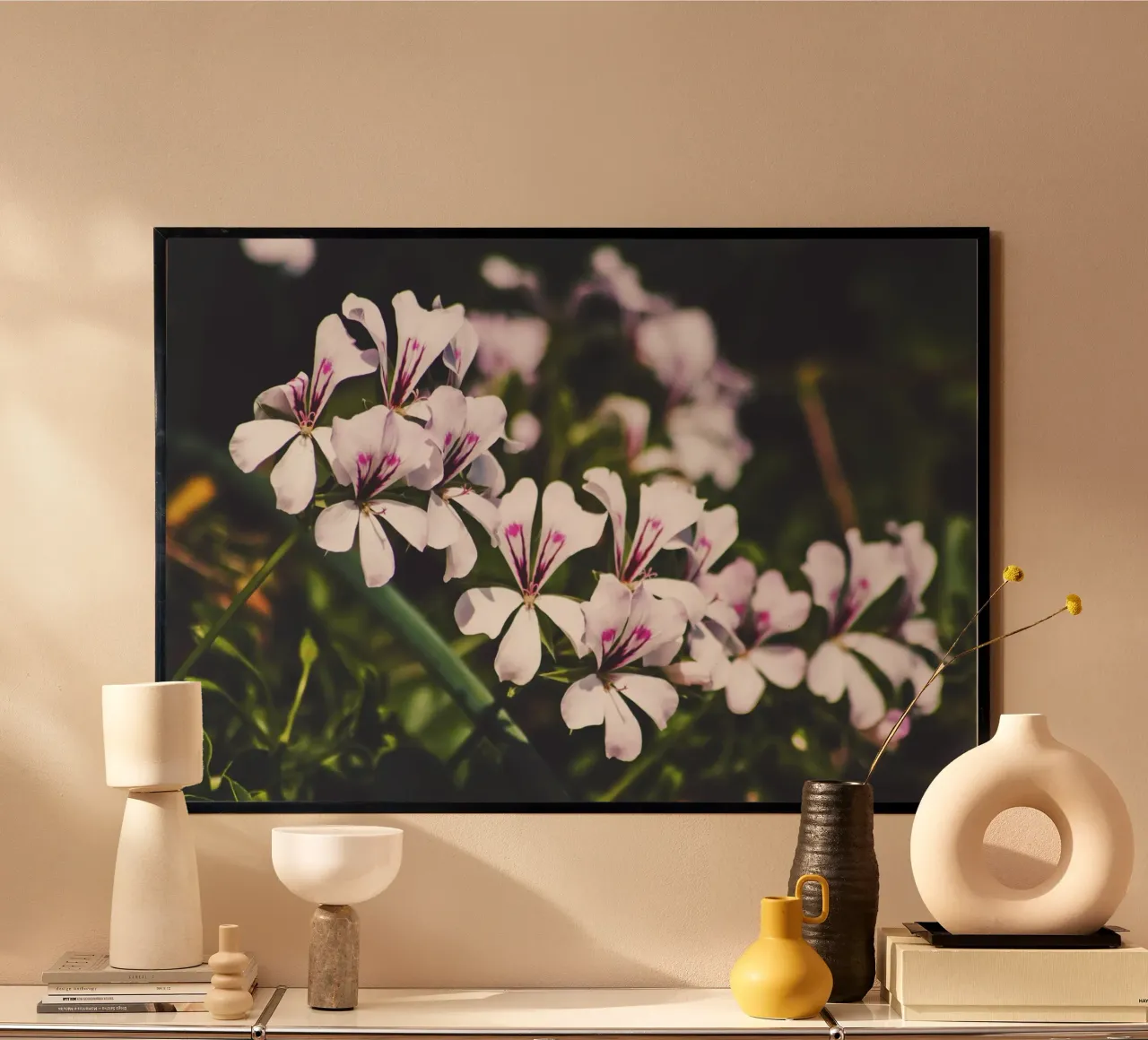 Poesia in fiore selvaggio poster con telaio in plastica da PhotoVibe Decor