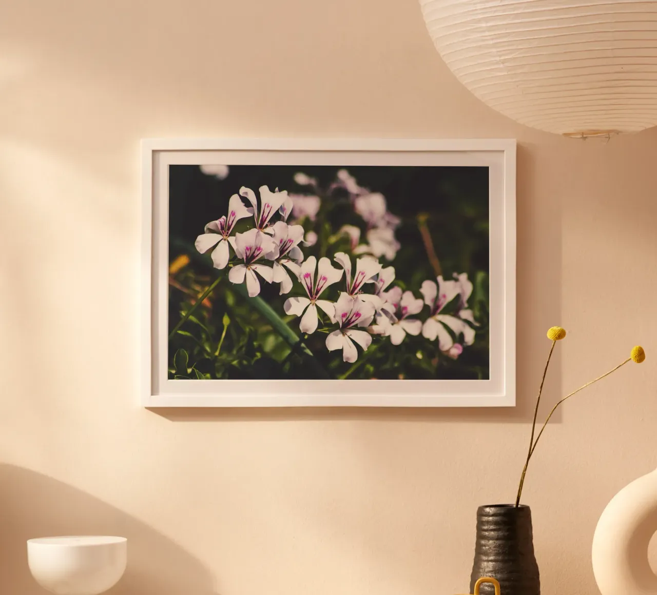 Poesia in fiore selvaggio poster con telaio in plastica da PhotoVibe Decor