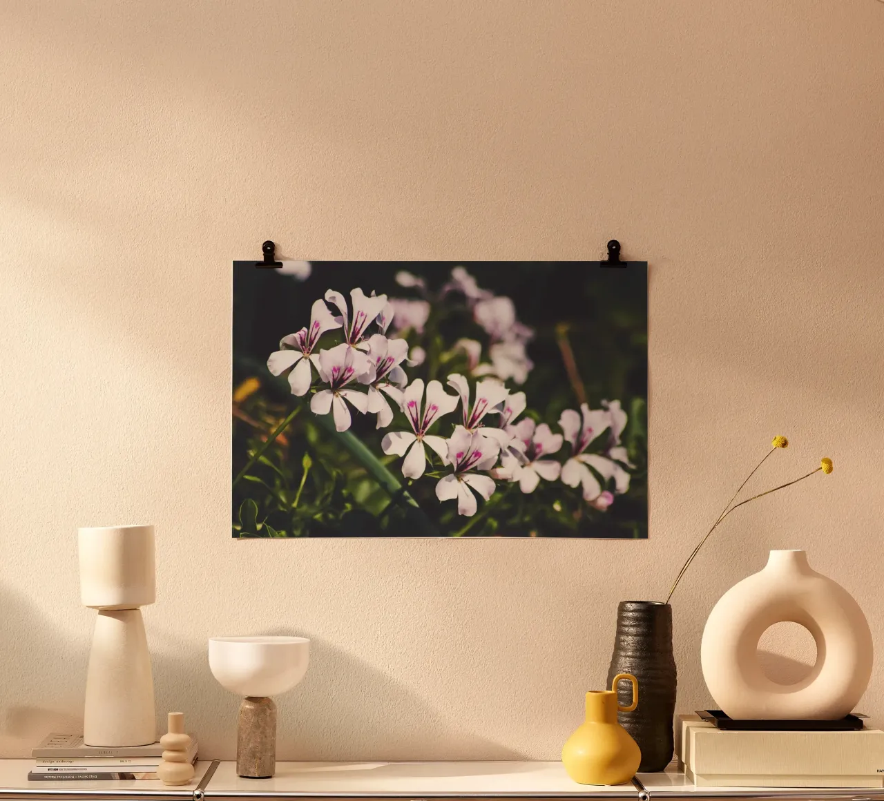 Poesia in fiore selvaggio poster con telaio in plastica da PhotoVibe Decor