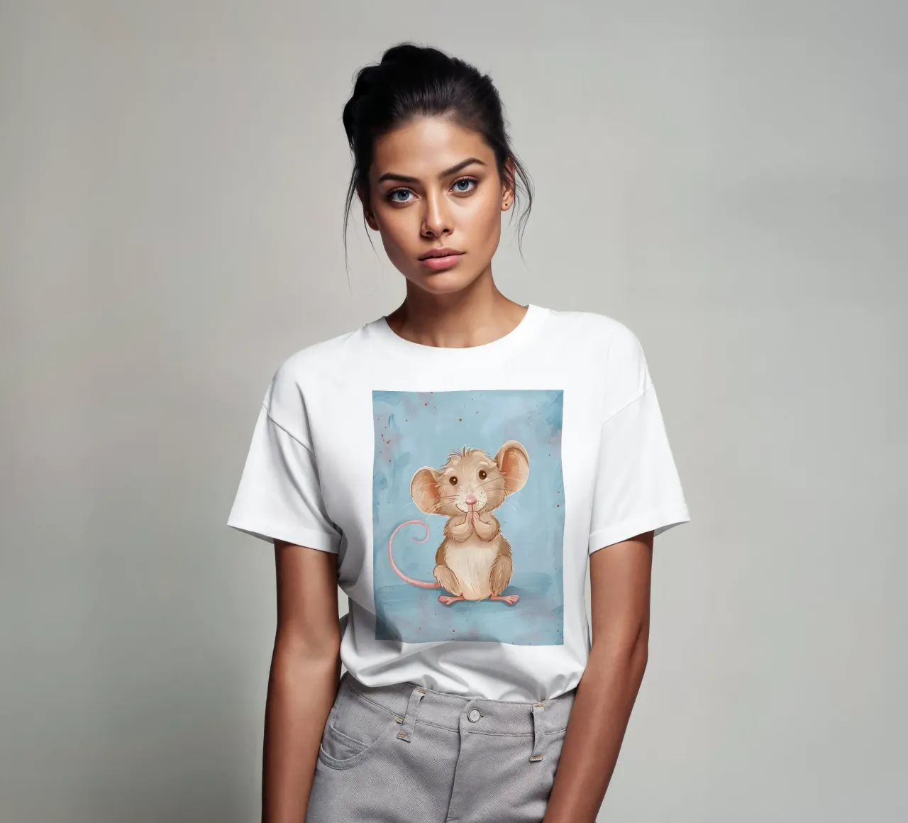Un simpatico topo marrone con grandi orecchie siede con le zampe unite t-shirt da DesignDoodle