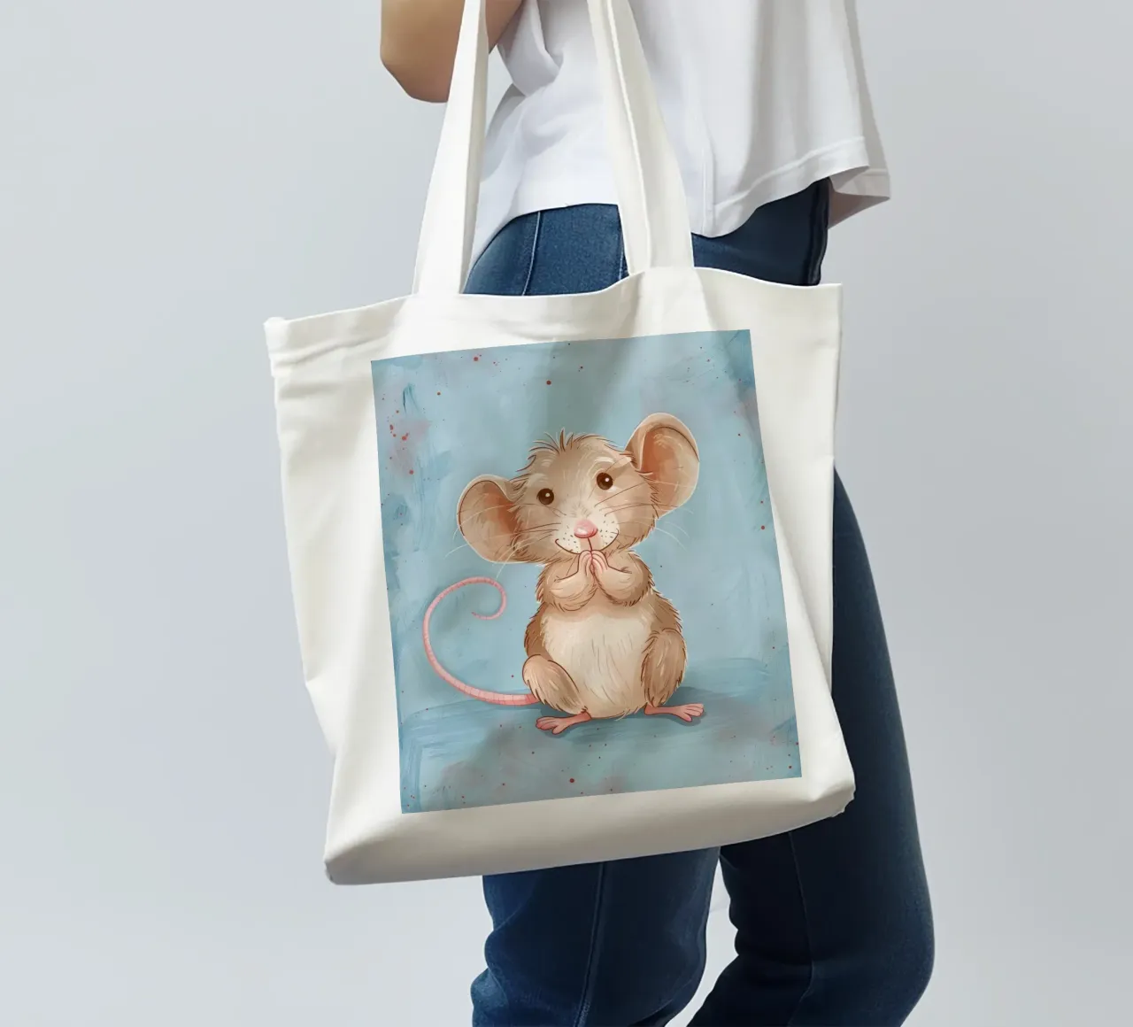 Un simpatico topo marrone con grandi orecchie siede con le zampe unite borsa in juta da DesignDoodle