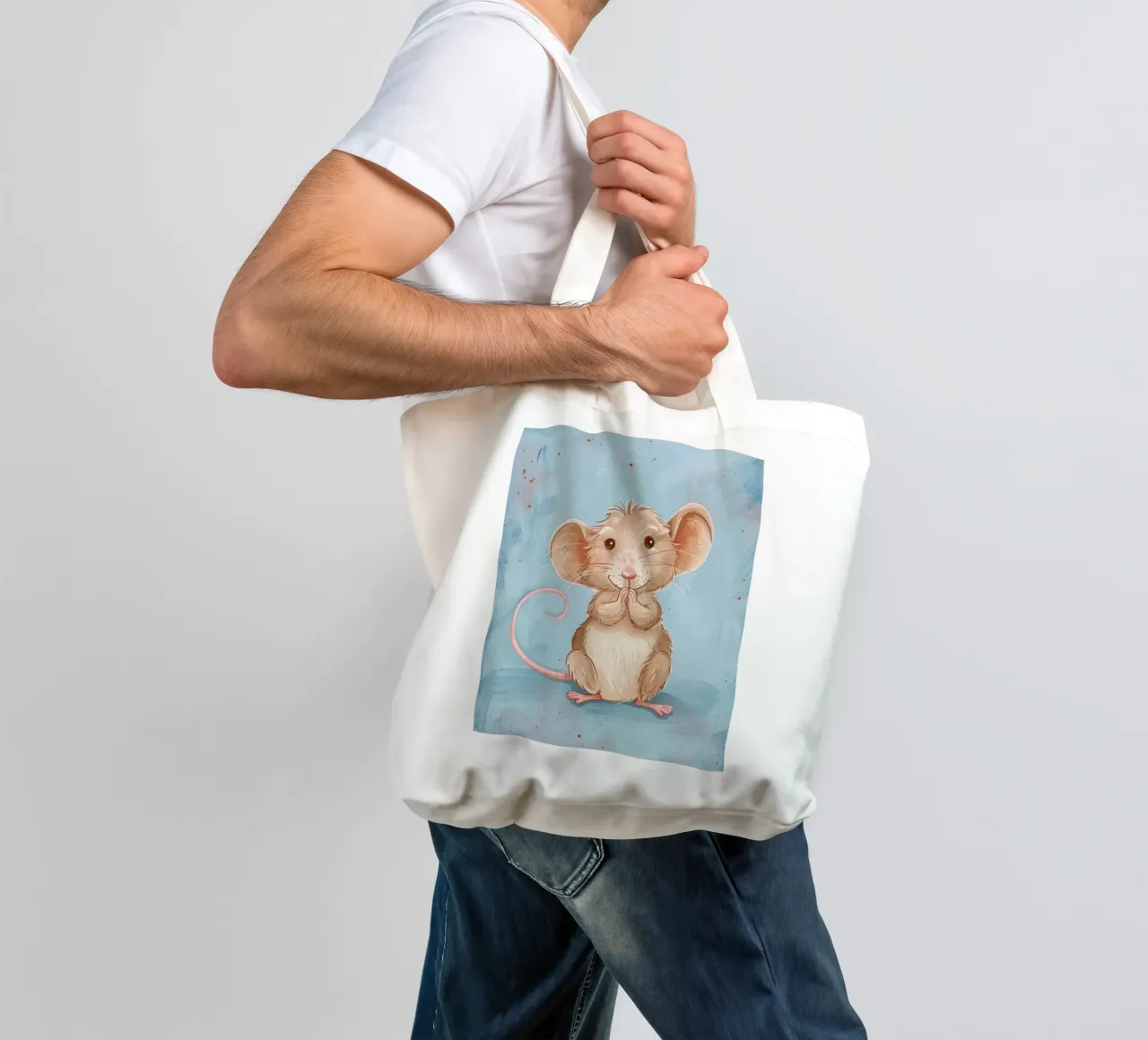 Un simpatico topo marrone con grandi orecchie siede con le zampe unite borsa in juta da DesignDoodle