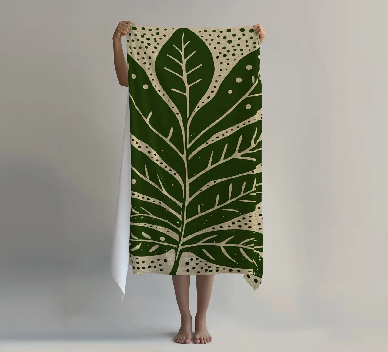 Grünes großes Blatt und Punkte Strandtuch von Providence Mbabazi Studio