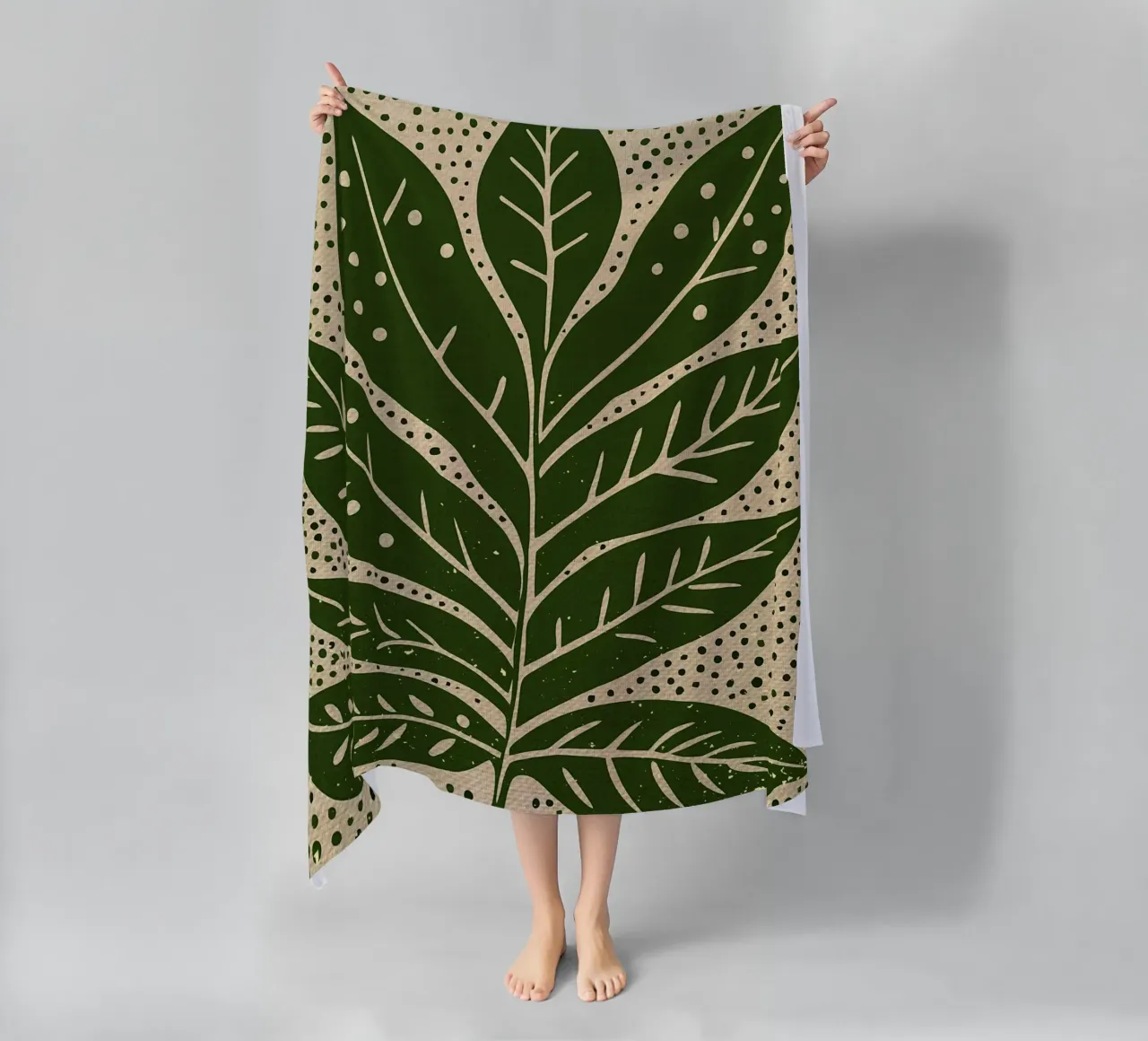Grünes großes Blatt und Punkte Strandtuch von Providence Mbabazi Studio