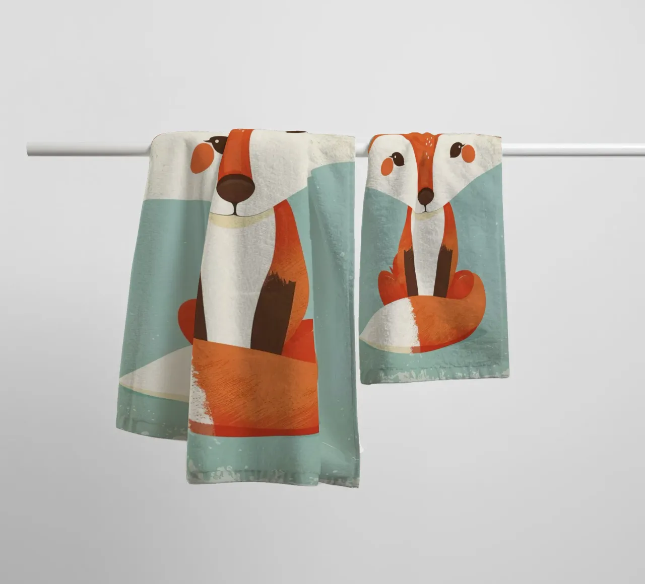 Charmanter Fuchs mit verspielten Gesichtszügen und einem weichen Hintergrund Handtuch von DesignDoodle